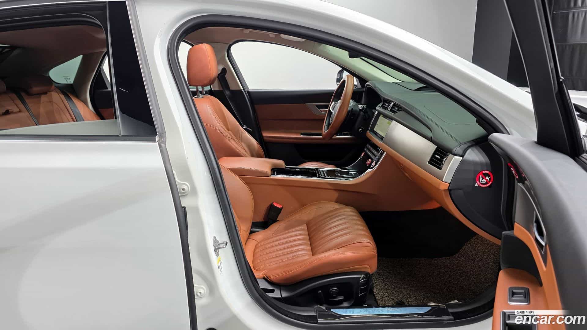 XF Jaguar 2018.2-INNER-010