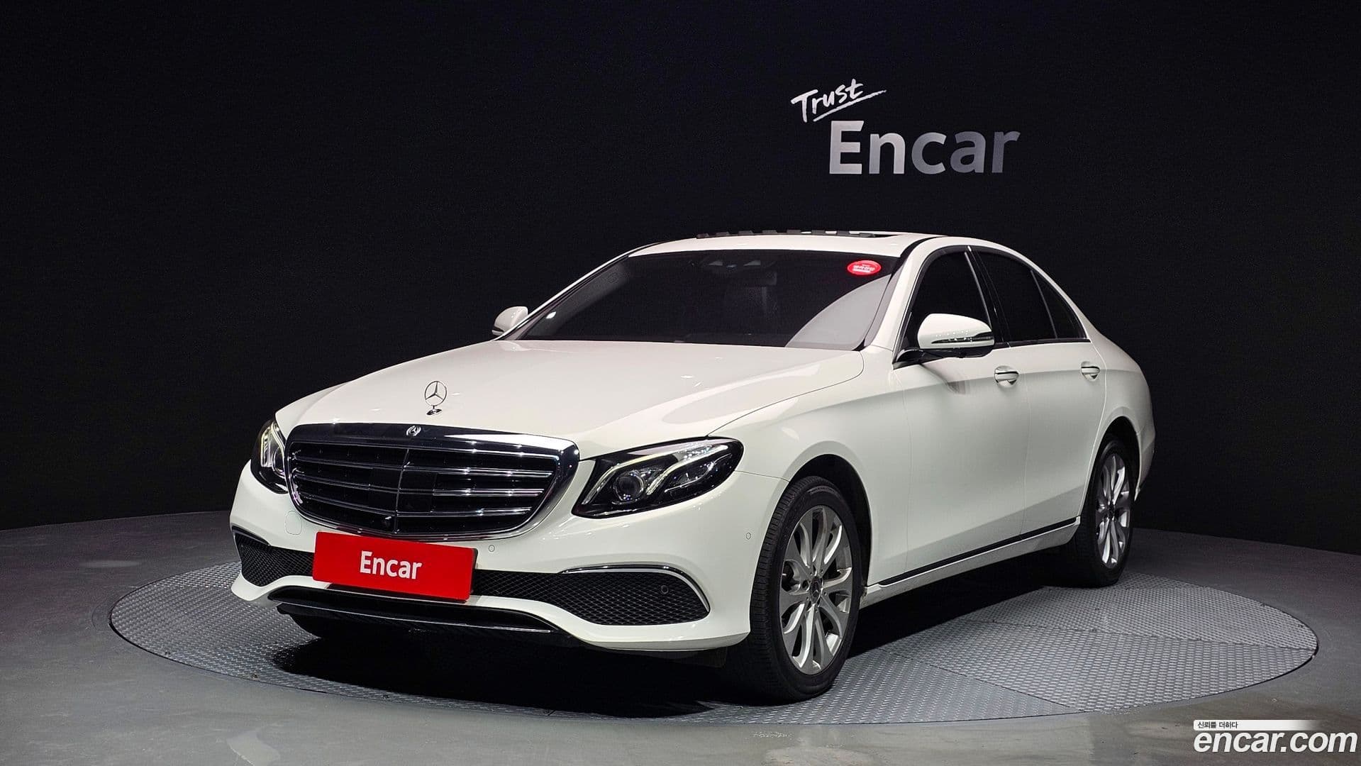 Main__Slider__Photo:E-Class Mercedes-Benz 2020.8-0
