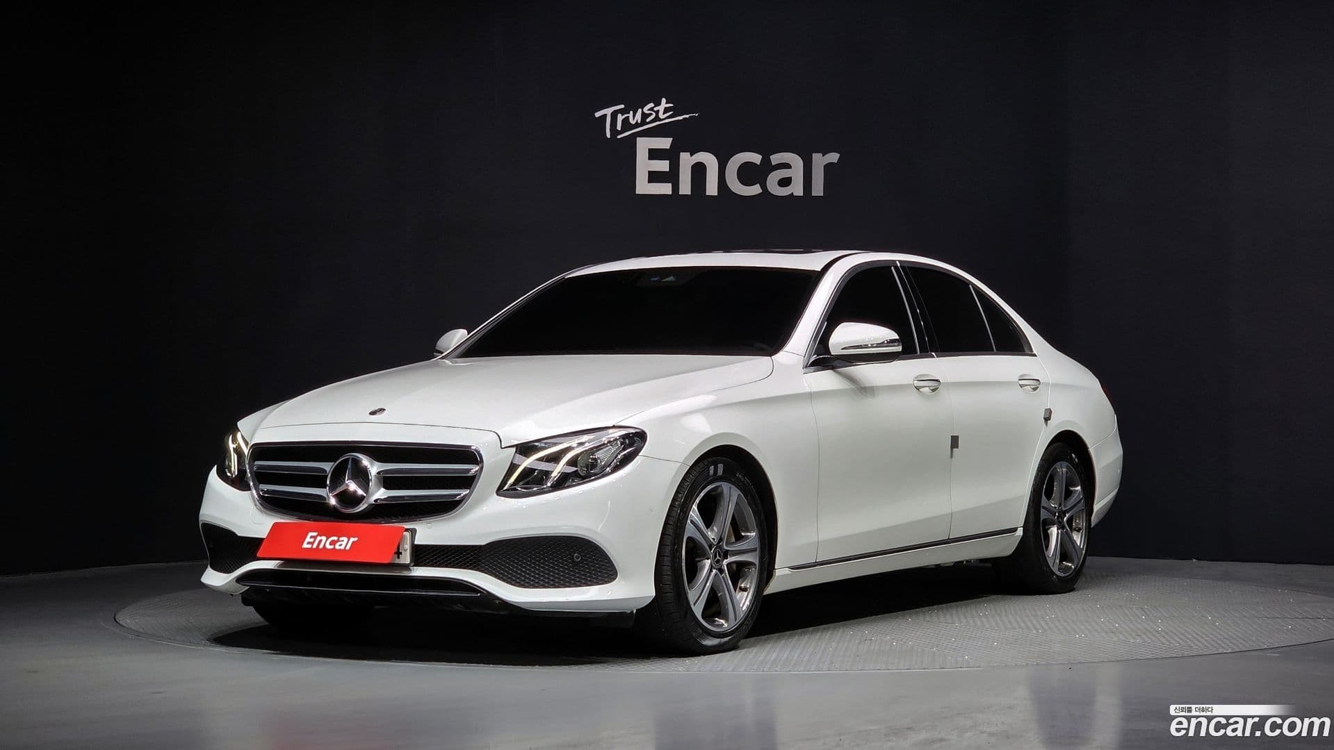 Main__Slider__Photo:E-Class Mercedes-Benz 2018.9-0