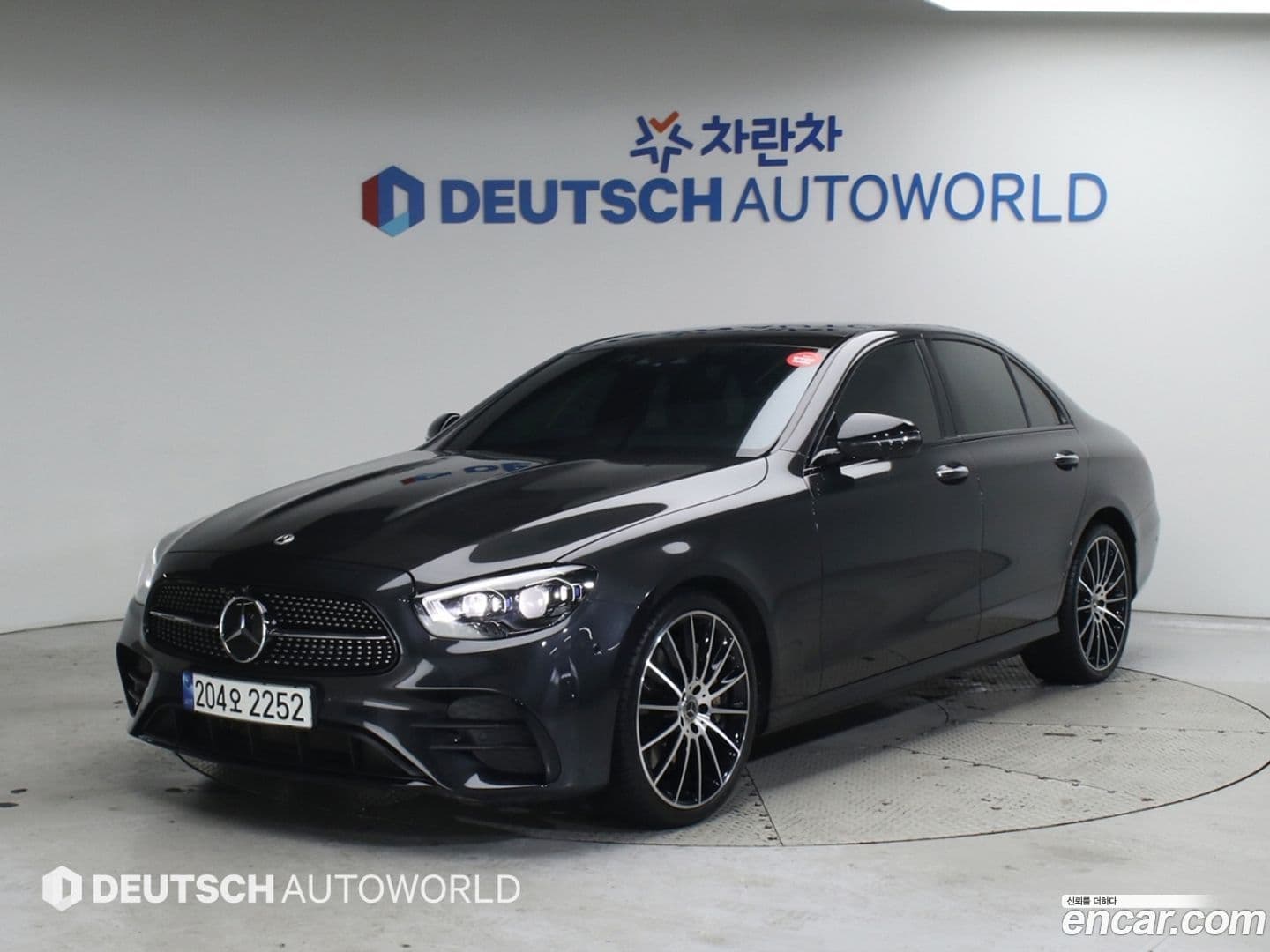 Main__Slider__Photo:E-Class Mercedes-Benz 2022.11-0