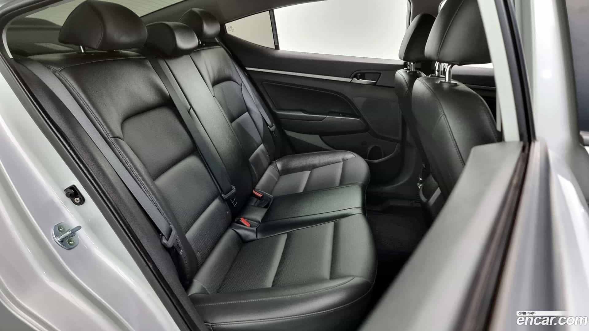 AVANTE Hyundai 2018.0-OPTION-016