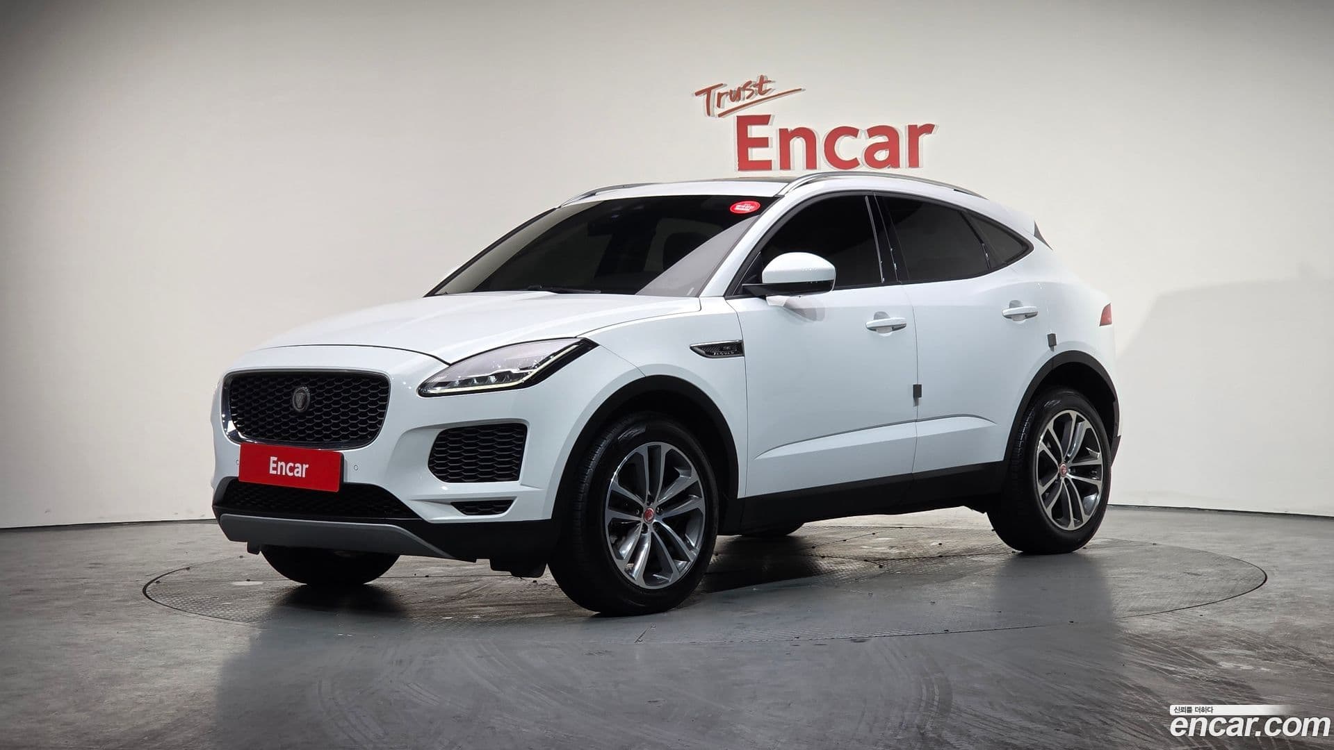 Main__Slider__Photo:E-PACE Jaguar 2020.8-0
