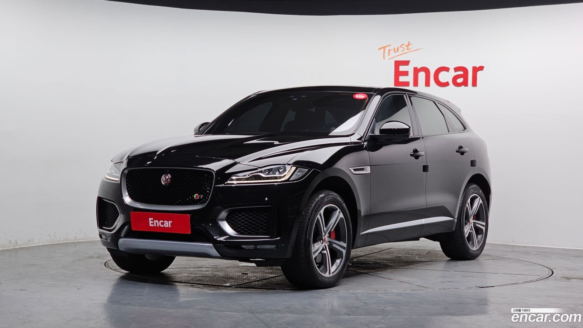 Main__Slider__Photo:F-PACE Jaguar 2016.8-0
