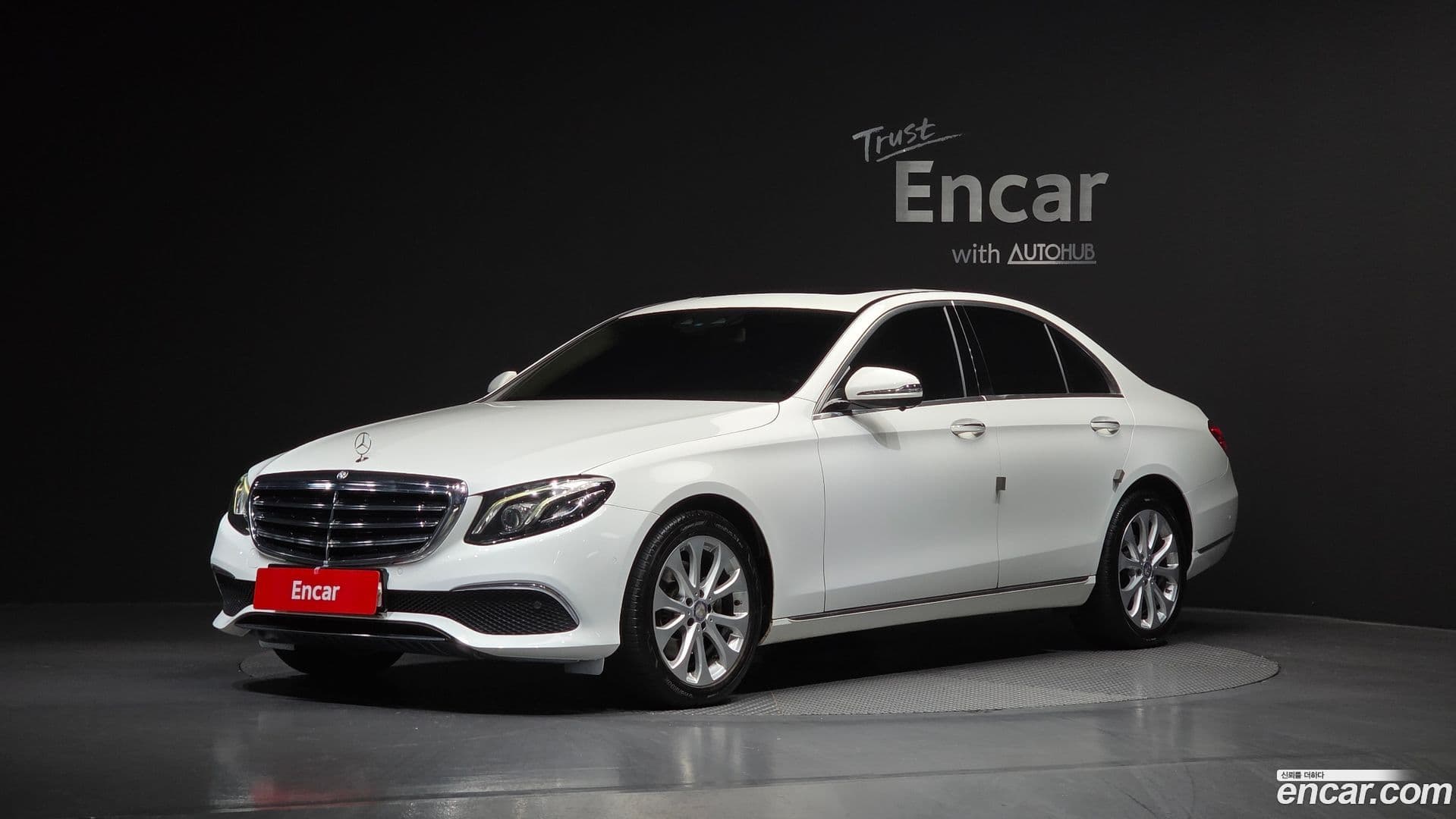 Main__Slider__Photo:E-Class Mercedes-Benz 2016.11-0