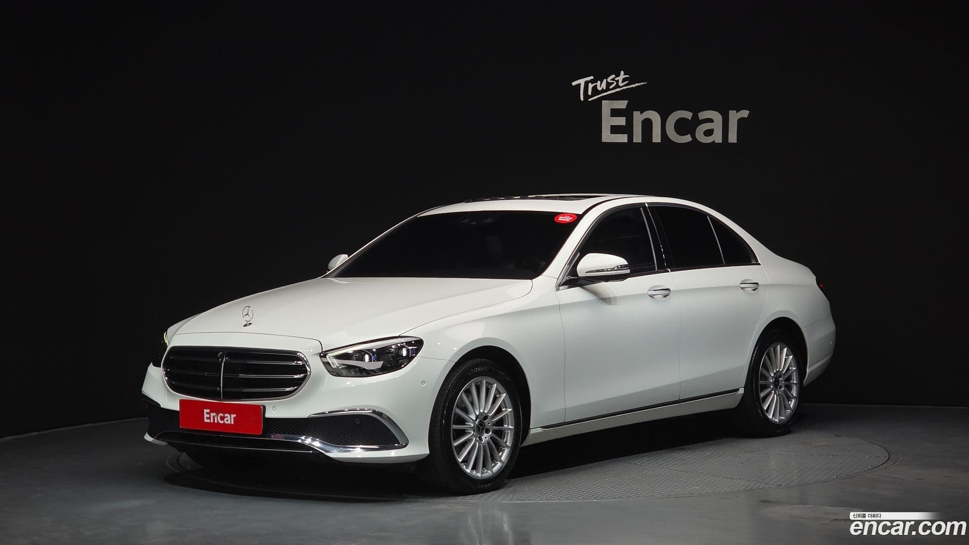 Main__Slider__Photo:E-Class Mercedes-Benz 2022.1-0