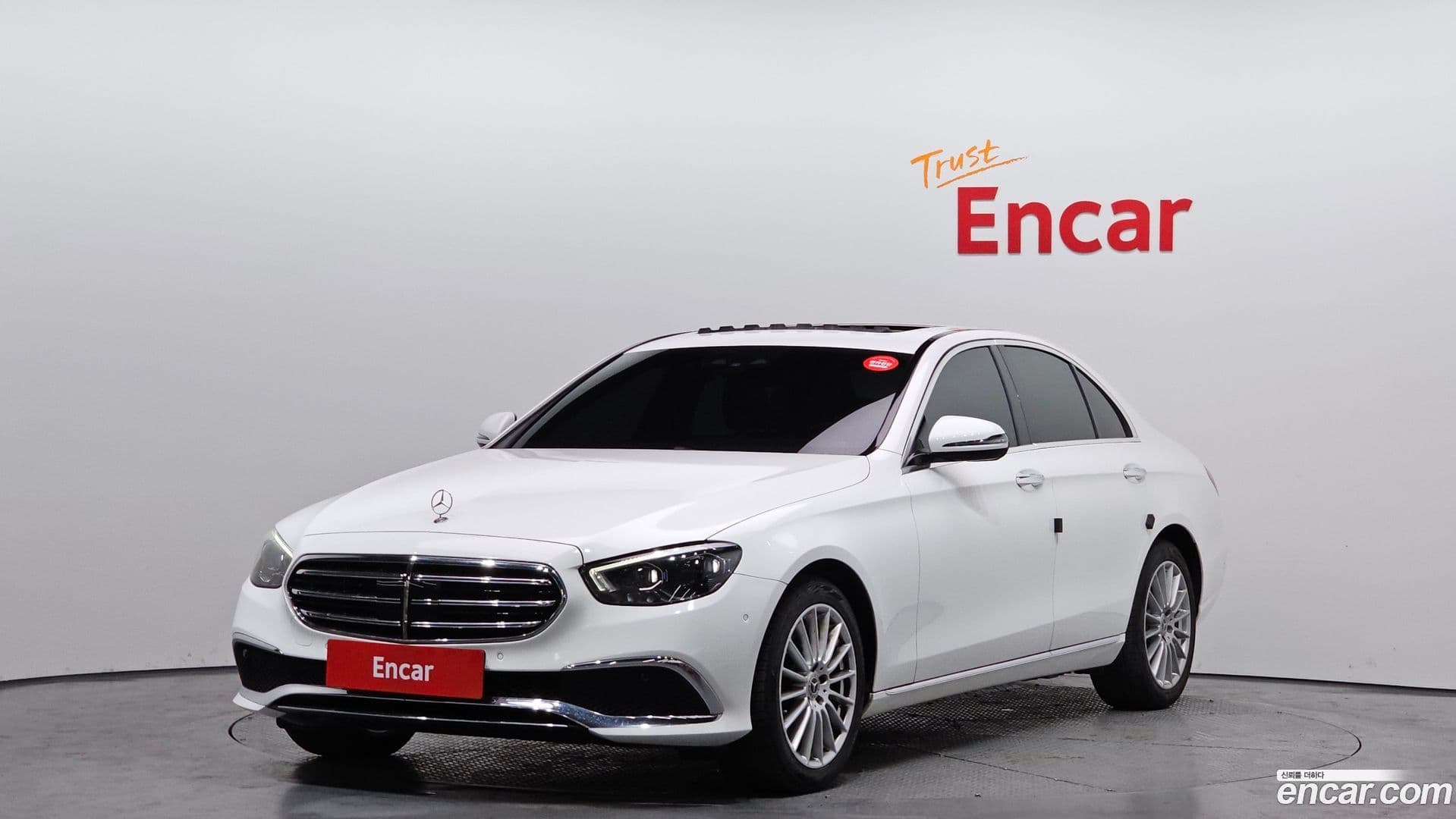 Main__Slider__Photo:E-Class Mercedes-Benz 2021.0-0