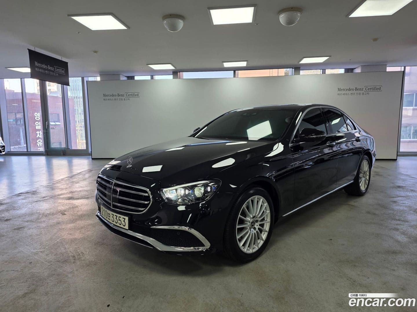 Main__Slider__Photo:E-Class Mercedes-Benz 2022.0-0