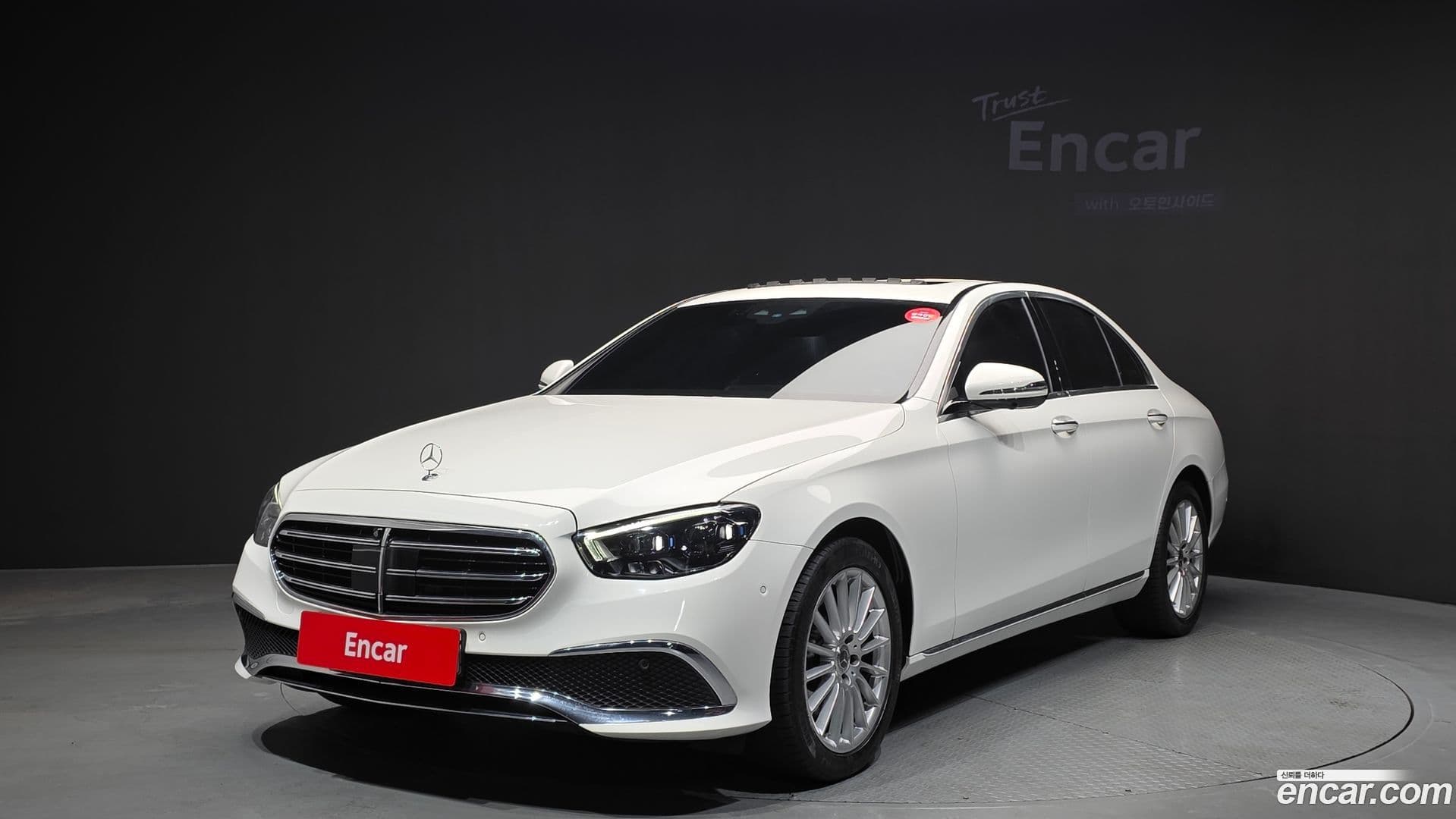 Main__Slider__Photo:E-Class Mercedes-Benz 2022.8-0