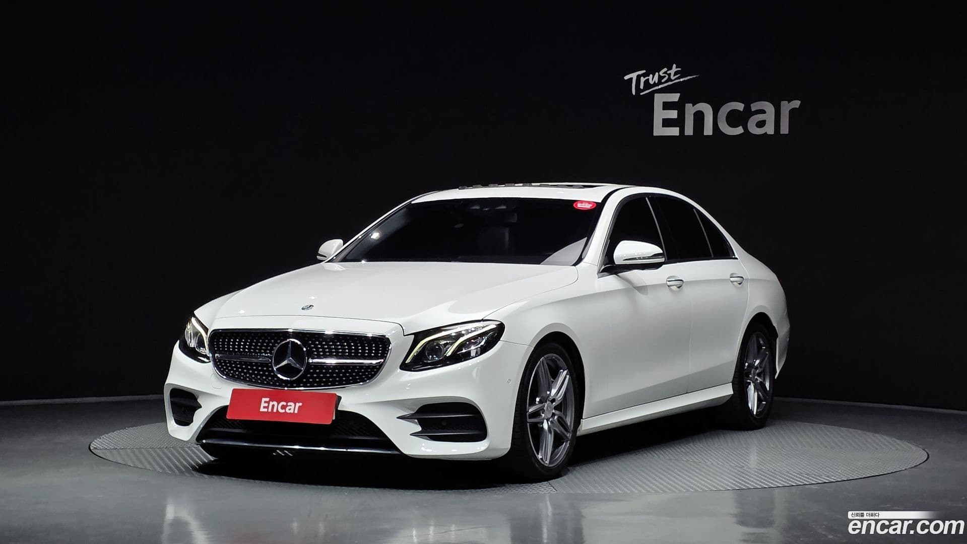 Main__Slider__Photo:E-Class Mercedes-Benz 2018.9-0