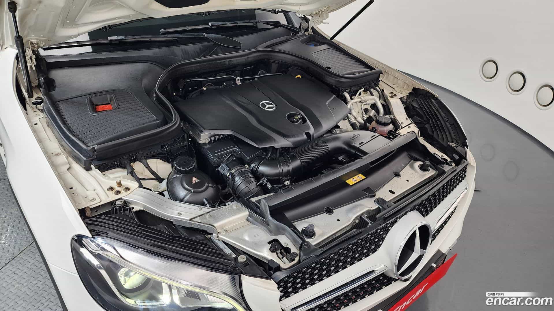 GLC-Class Mercedes-Benz 2018.0-INNER-006