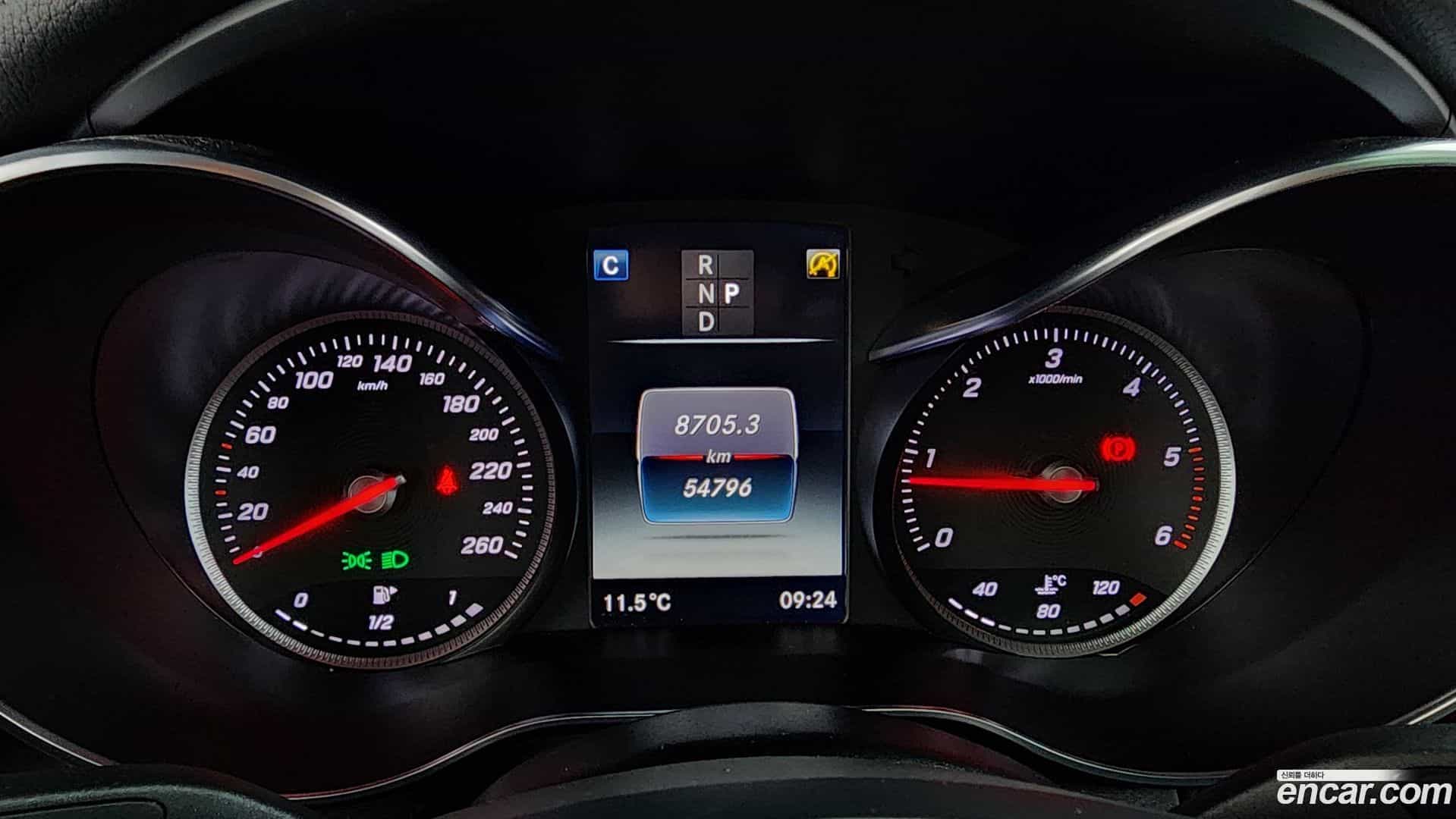GLC-Class Mercedes-Benz 2018.0-INNER-008
