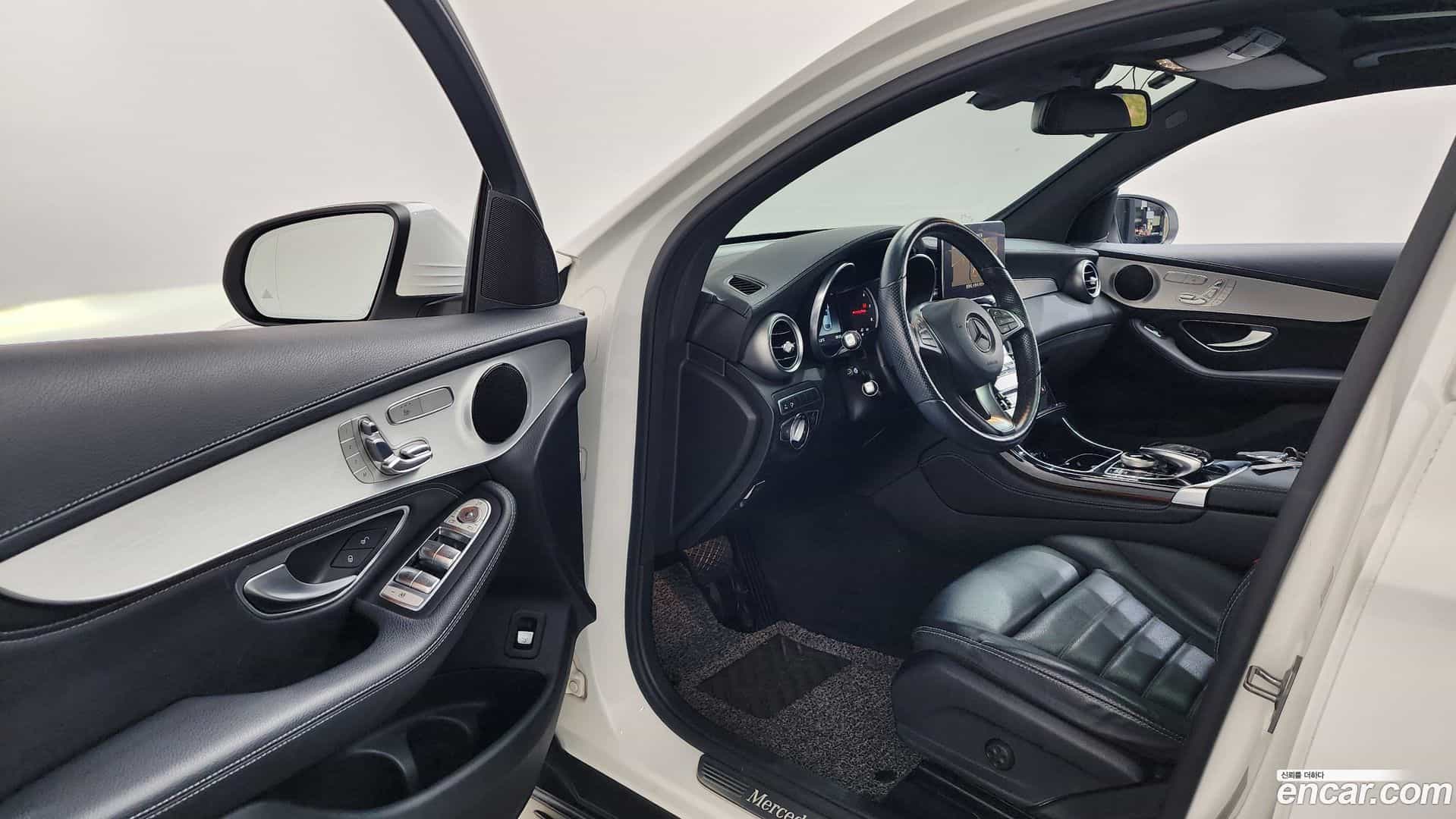 GLC-Class Mercedes-Benz 2018.0-INNER-010