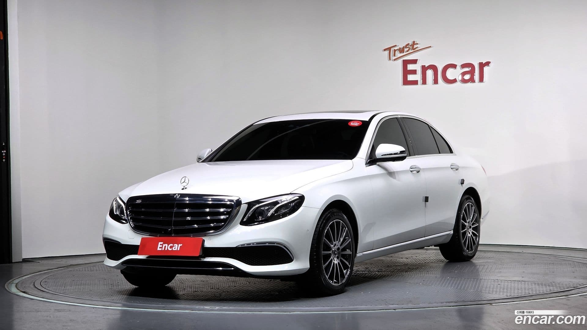 Main__Slider__Photo:E-Class Mercedes-Benz 2020.2-0