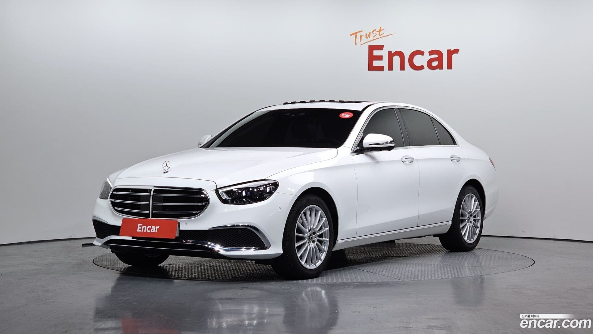 Main__Slider__Photo:E-Class Mercedes-Benz 2022.0-0