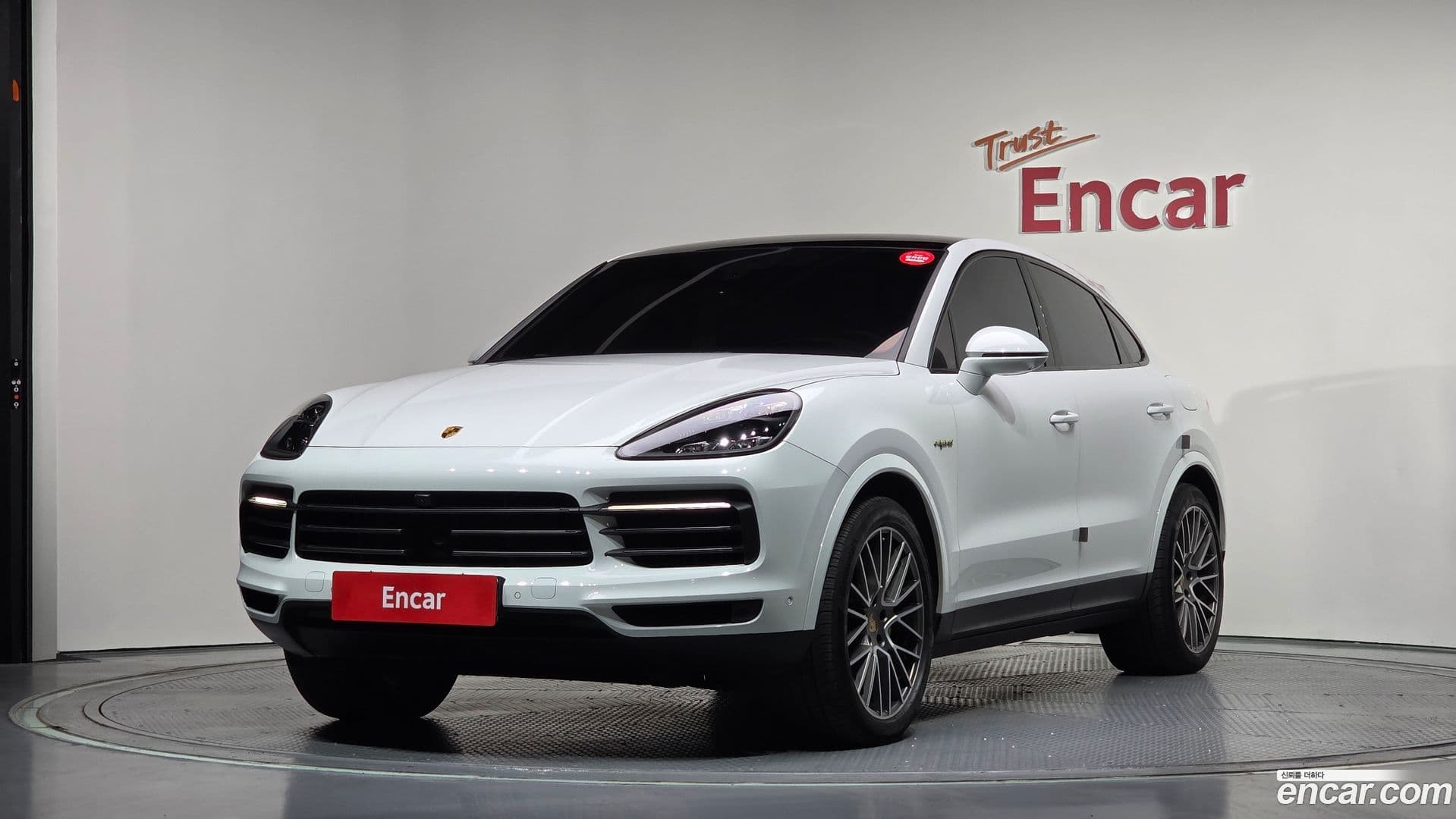 Main__Slider__Photo:Cayenne Porsche 2023.6-0
