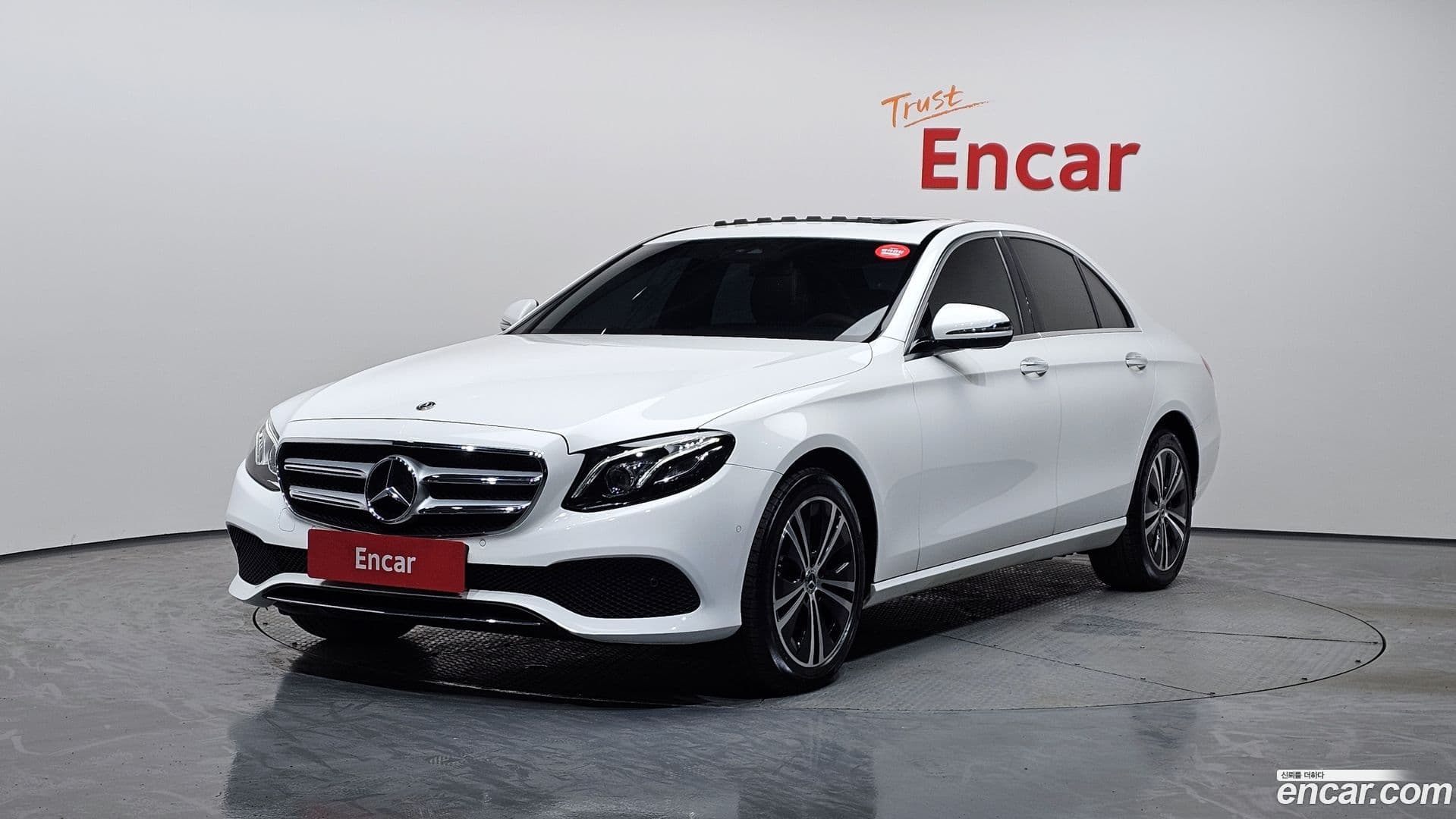 Main__Slider__Photo:E-Class Mercedes-Benz 2020.7-0