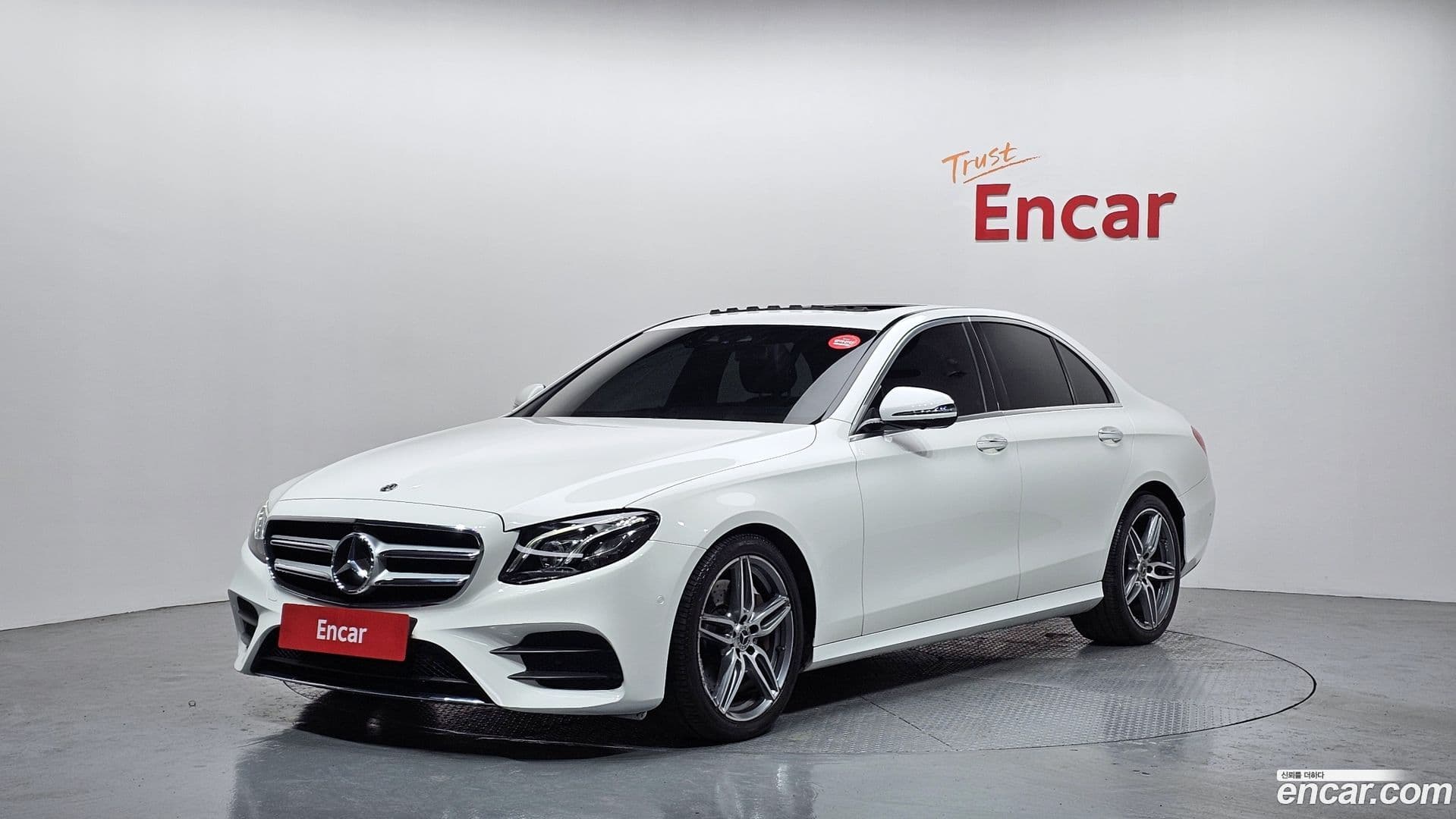 Main__Slider__Photo:E-Class Mercedes-Benz 2019.5-0