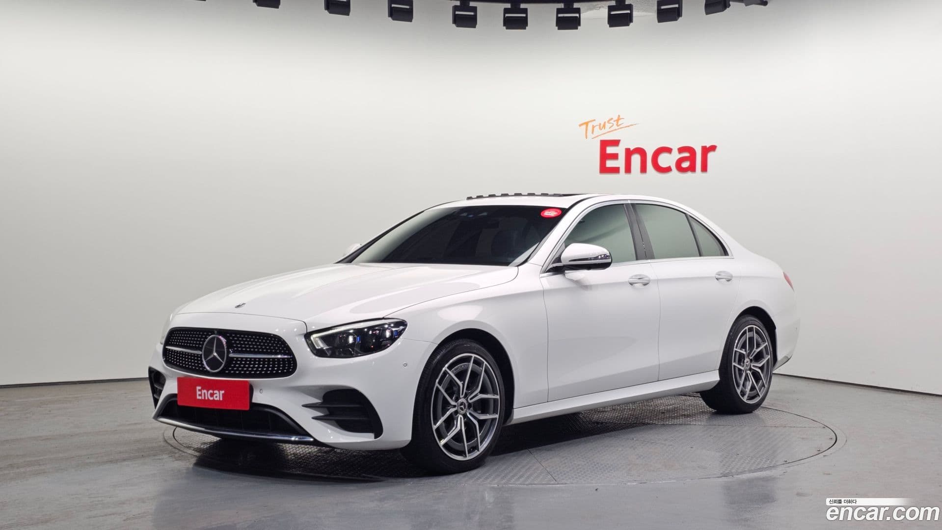 Main__Slider__Photo:E-Class Mercedes-Benz 2022.11-0
