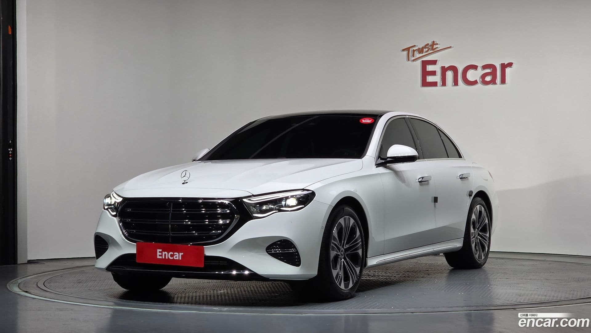 Main__Slider__Photo:E-Class Mercedes-Benz 2025.0-0