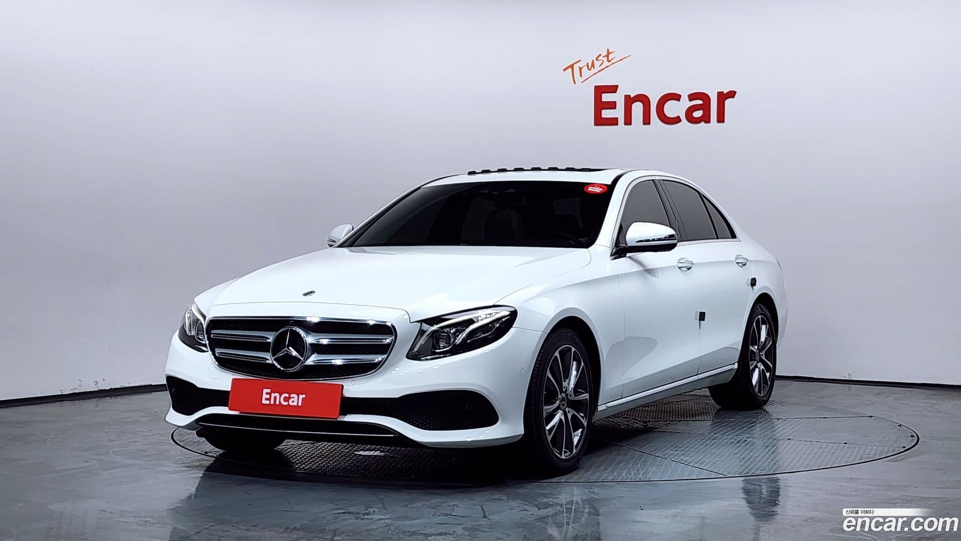 Main__Slider__Photo:E-Class Mercedes-Benz 2019.5-0