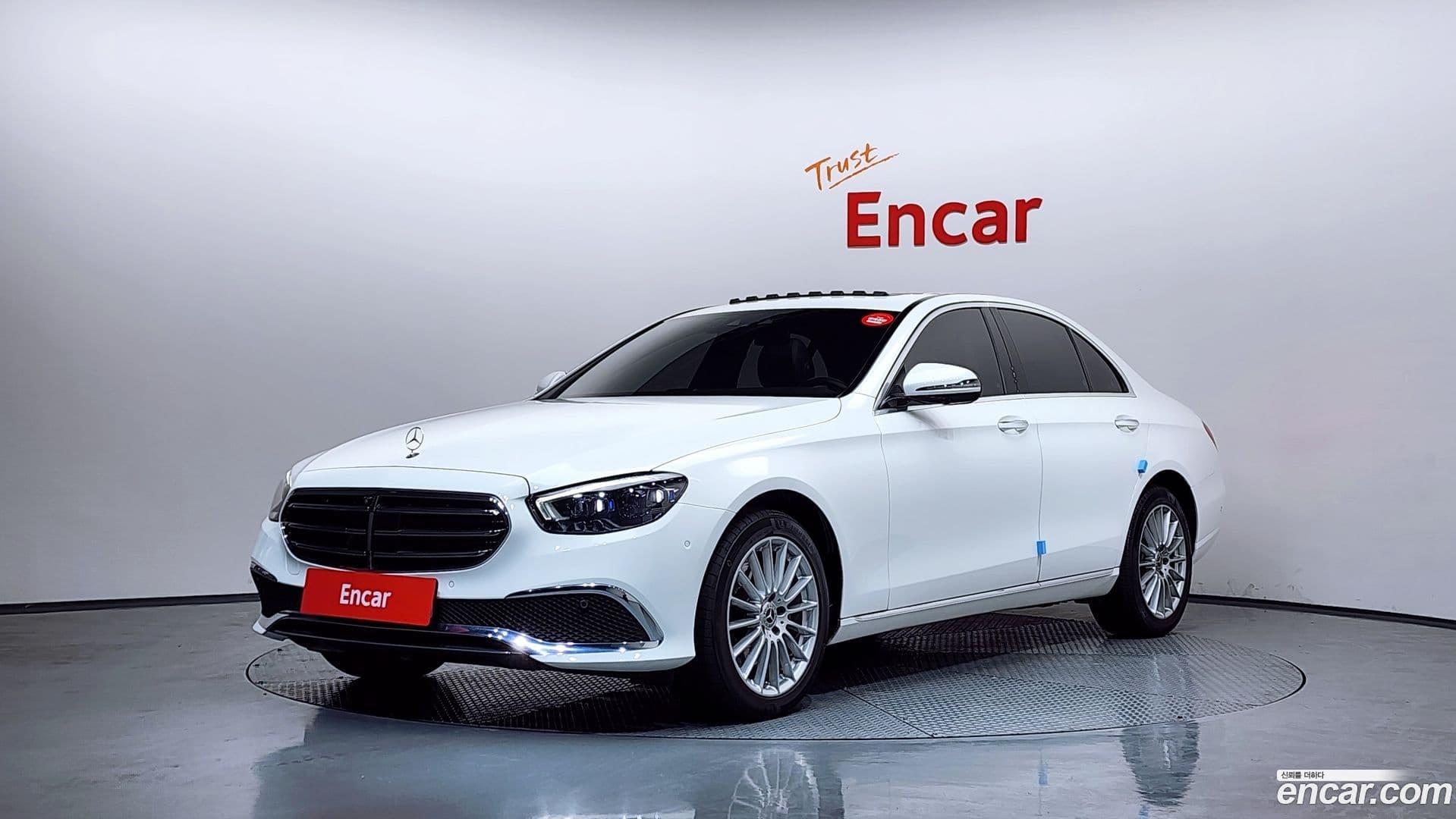 Main__Slider__Photo:E-Class Mercedes-Benz 2022.0-0