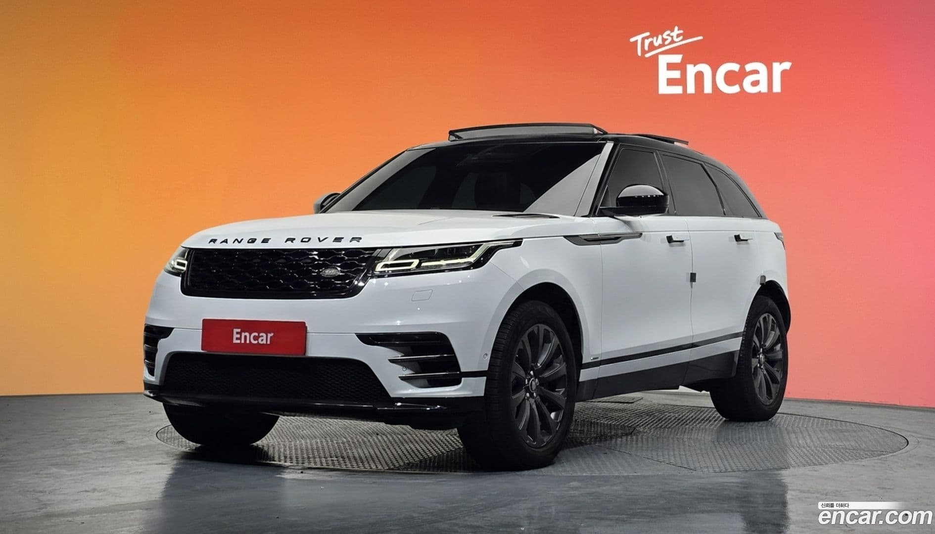 Main__Slider__Photo:Range Rover Velar Land Rover 2018.10-0