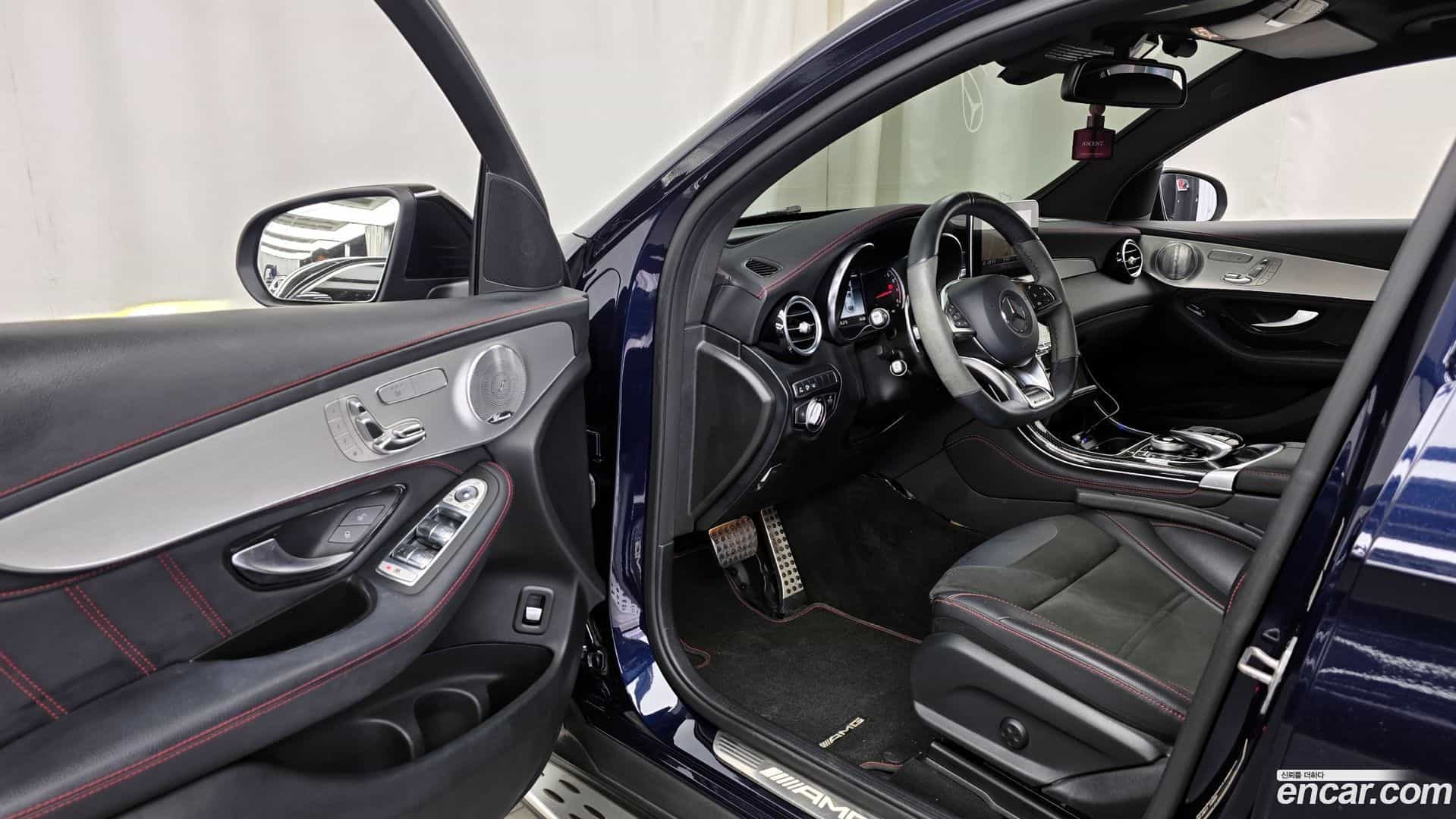 GLC-Class Mercedes-Benz 2019.11-INNER-010