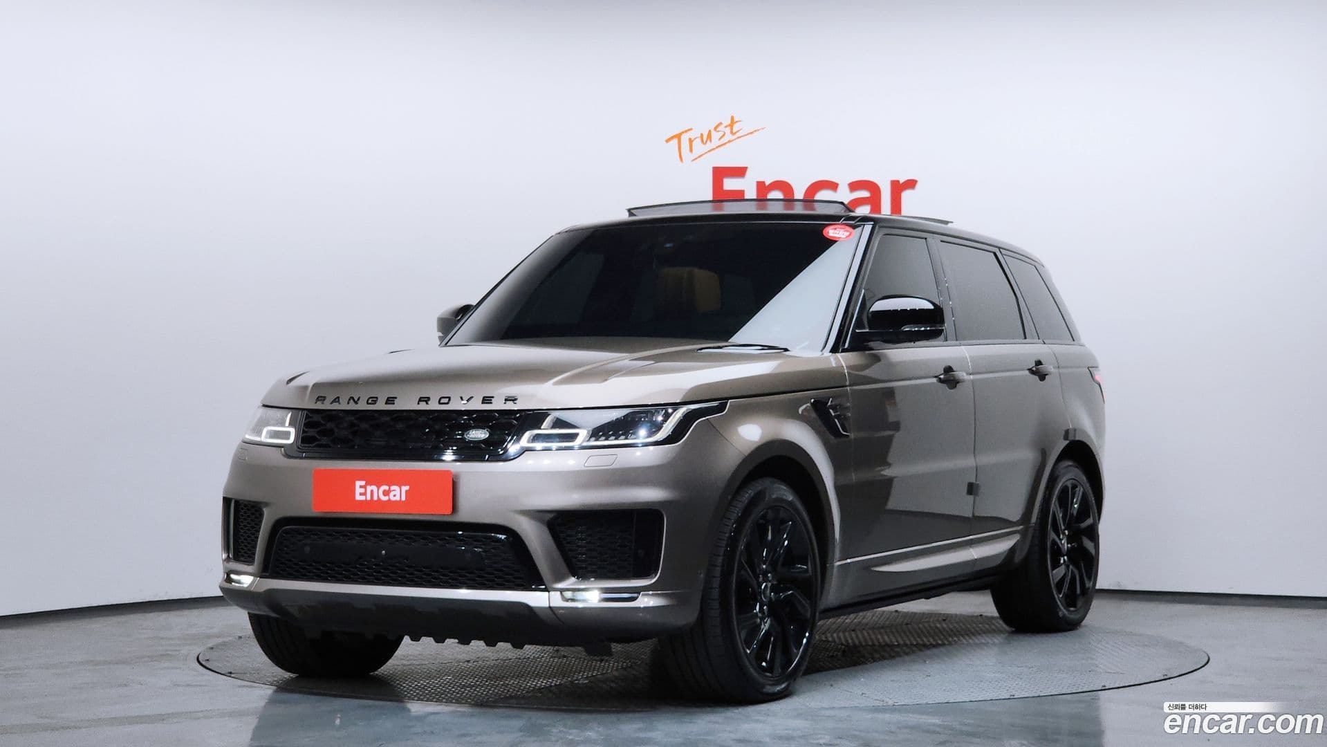Main__Slider__Photo:Range Rover Sport Land Rover 2018.10-0