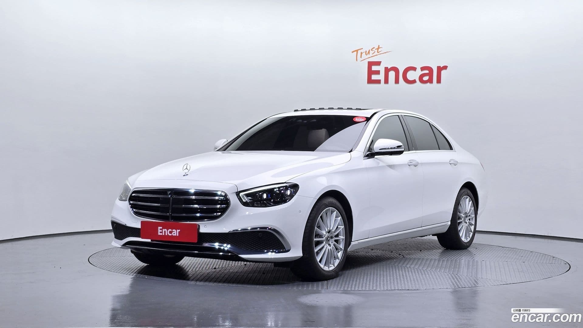 Main__Slider__Photo:E-Class Mercedes-Benz 2023.8-0