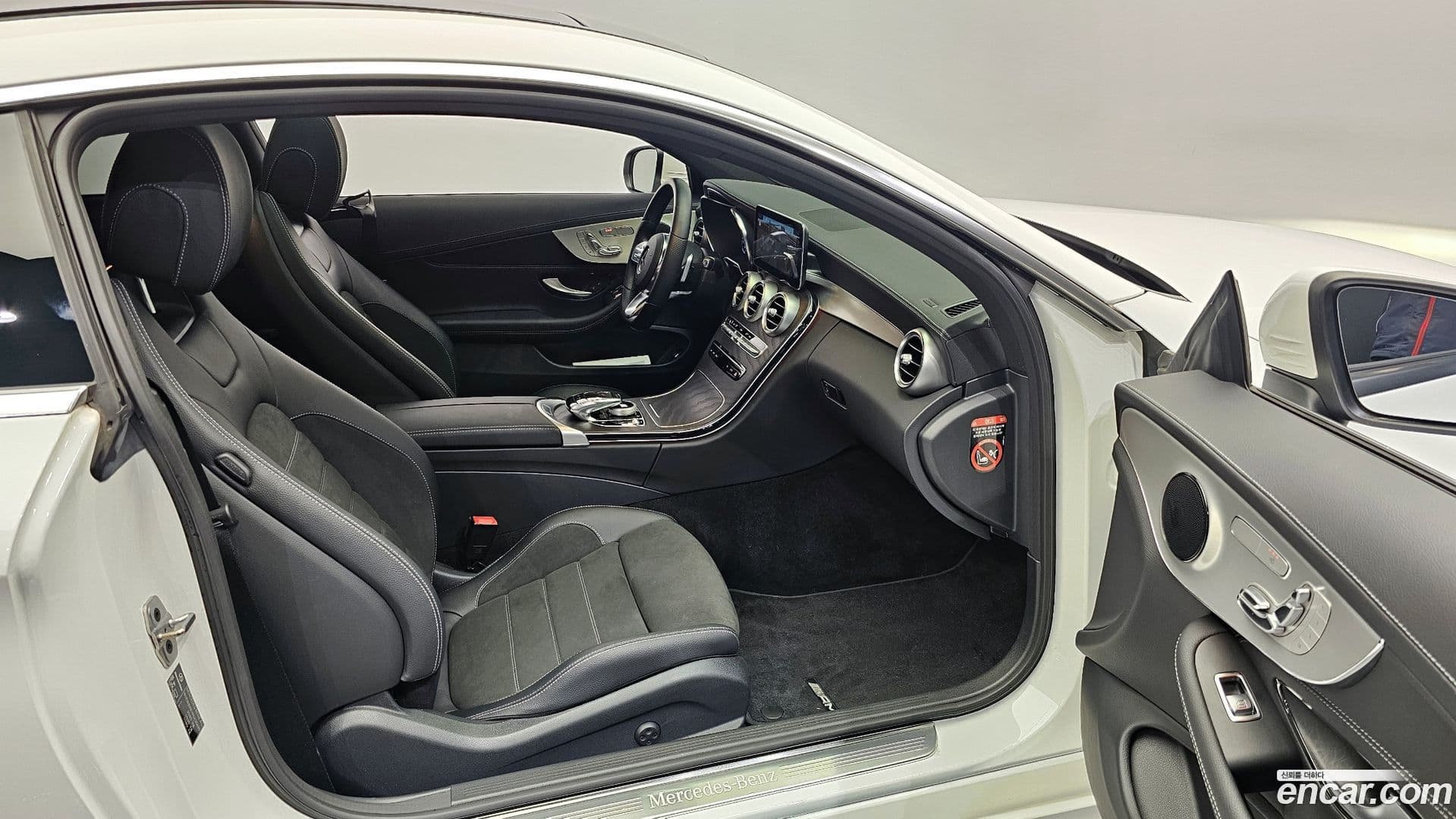 Main__Slider__Photo:C-Class Mercedes-Benz 2023.9-10