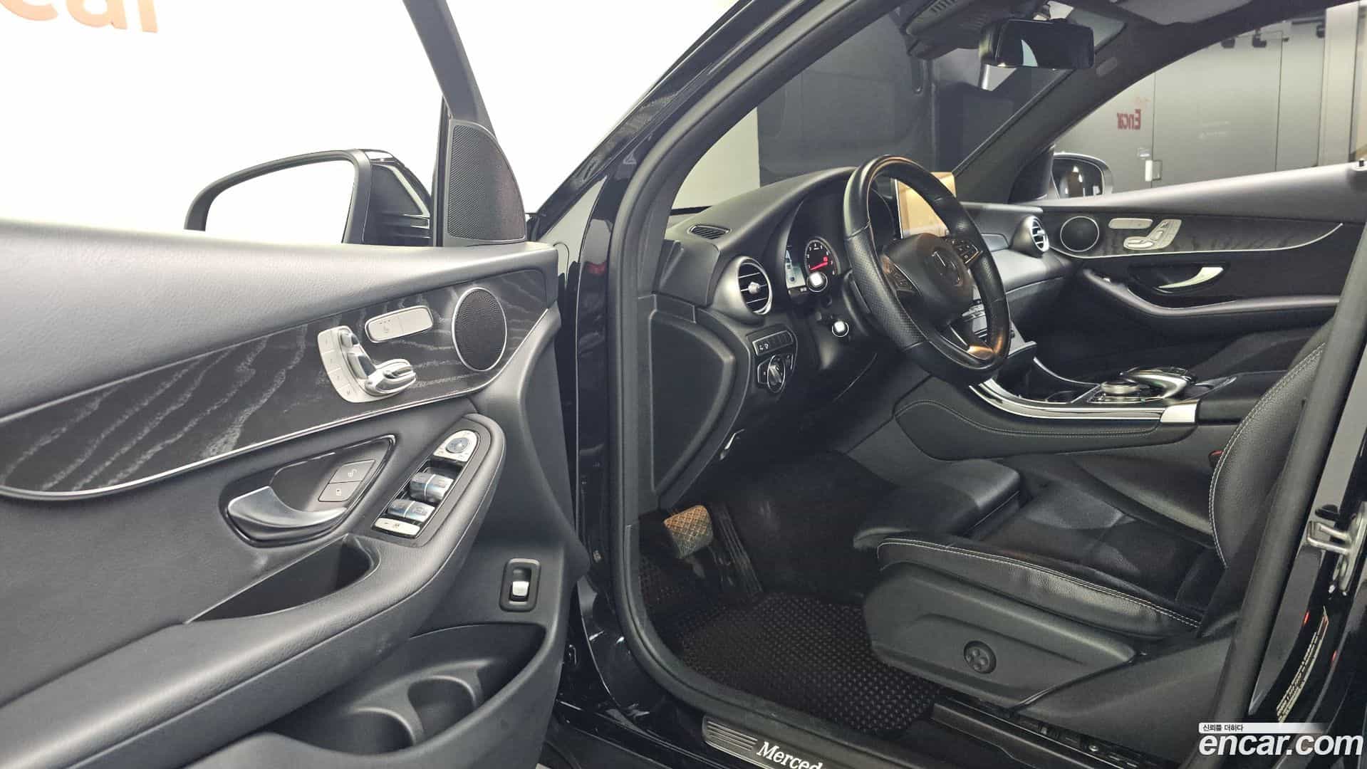 GLC-Class Mercedes-Benz 2019.6-INNER-010