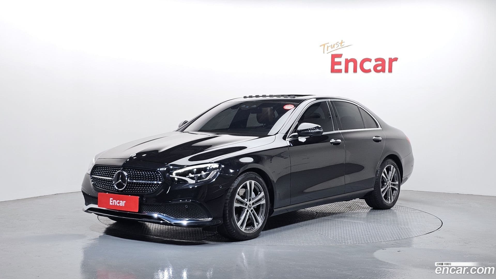 Main__Slider__Photo:E-Class Mercedes-Benz 2023.8-0