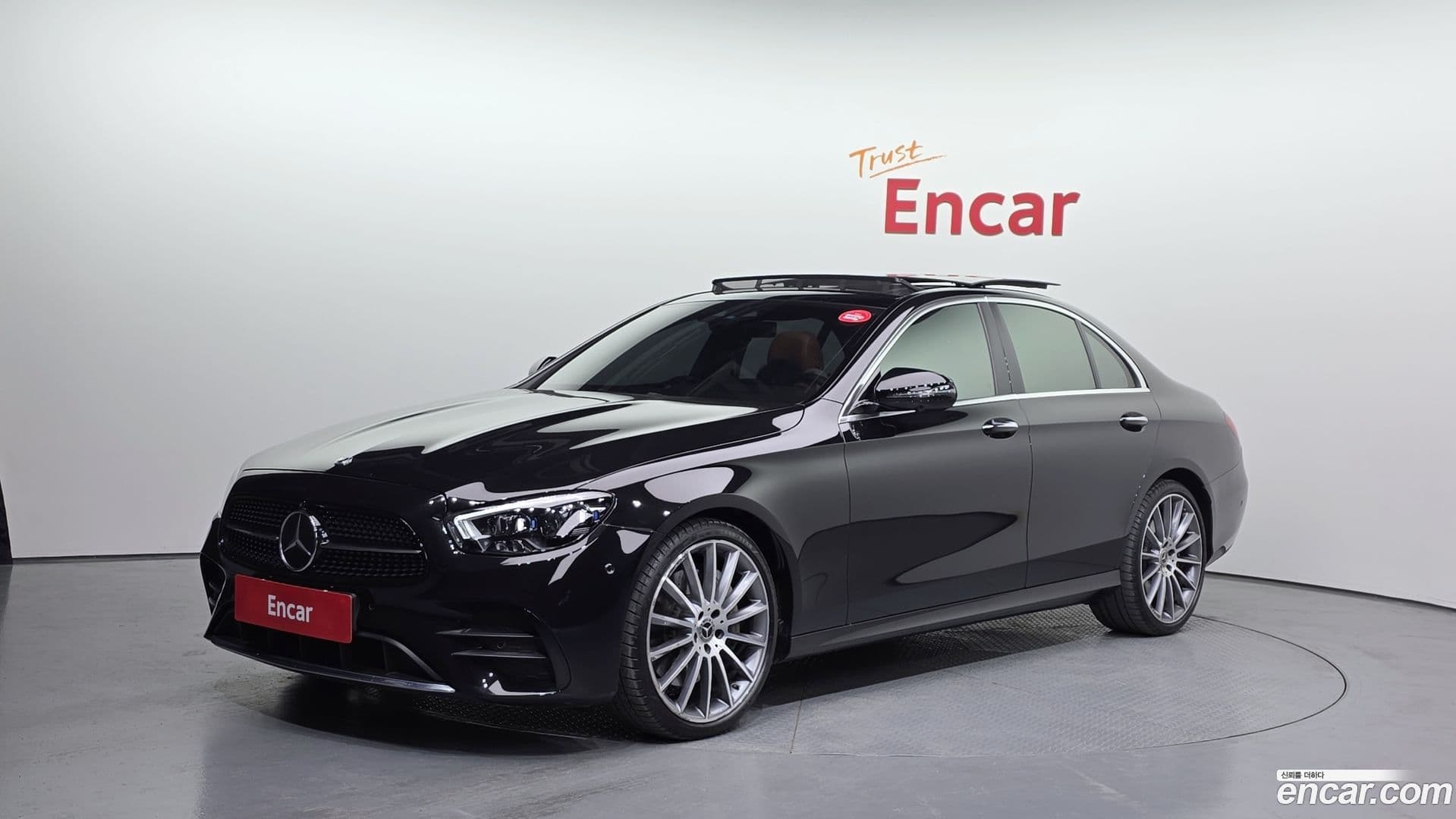 Main__Slider__Photo:E-Class Mercedes-Benz 2021.4-0