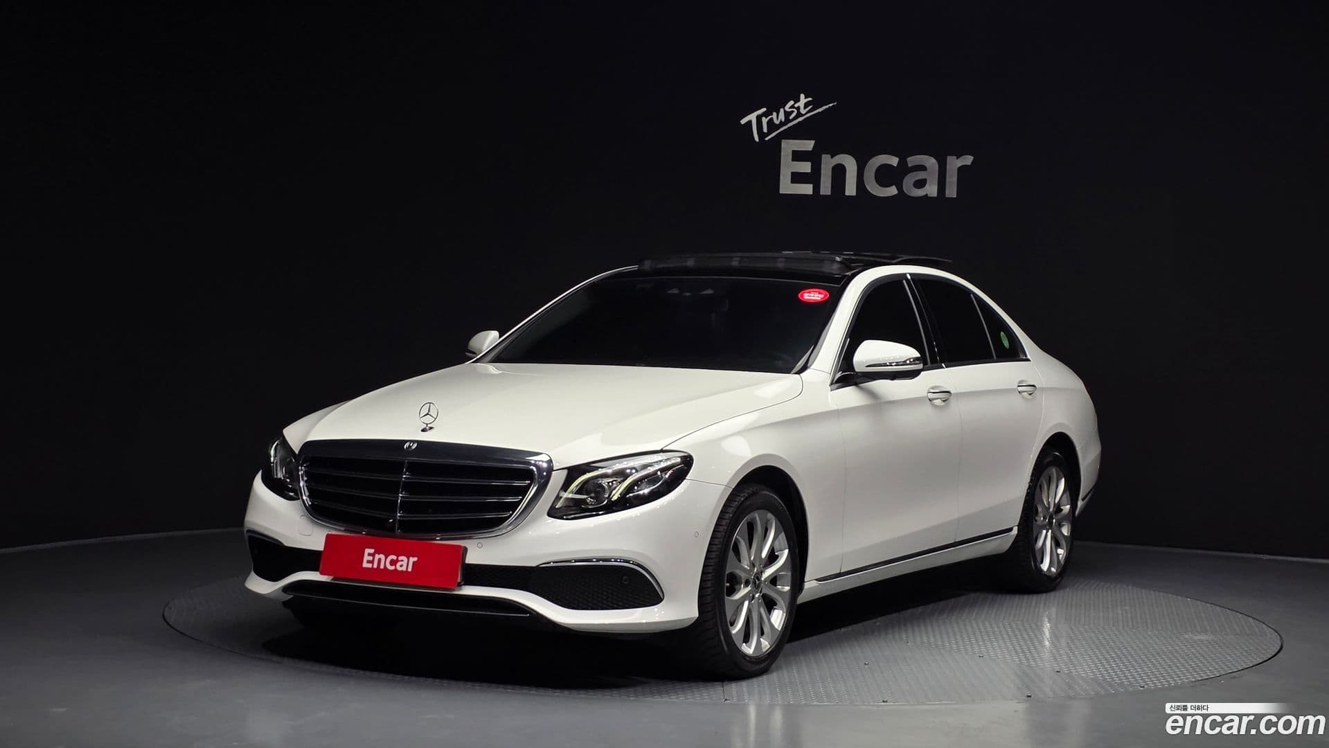 Main__Slider__Photo:E-Class Mercedes-Benz 2019.6-0