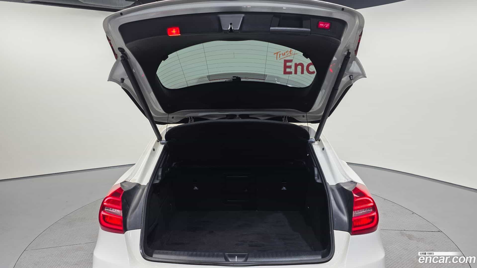 GLA-Class Mercedes-Benz 2017.4-OPTION-024