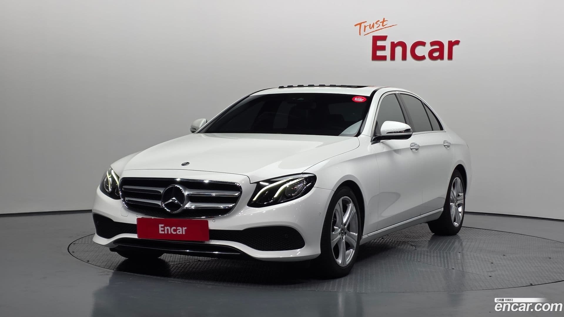 Main__Slider__Photo:E-Class Mercedes-Benz 2018.2-0