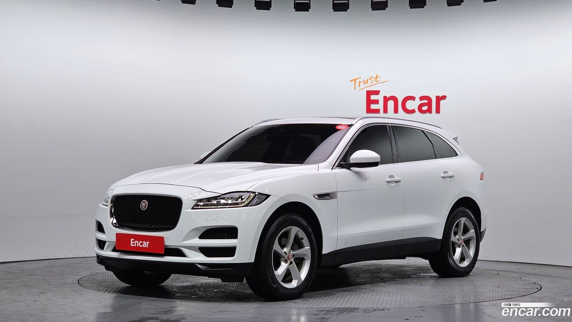 Main__Slider__Photo:F-PACE Jaguar 2019.2-0