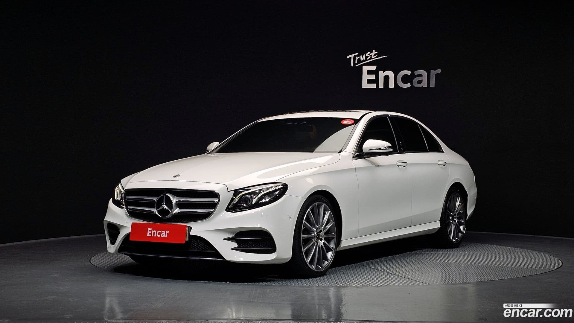 Main__Slider__Photo:E-Class Mercedes-Benz 2017.11-0