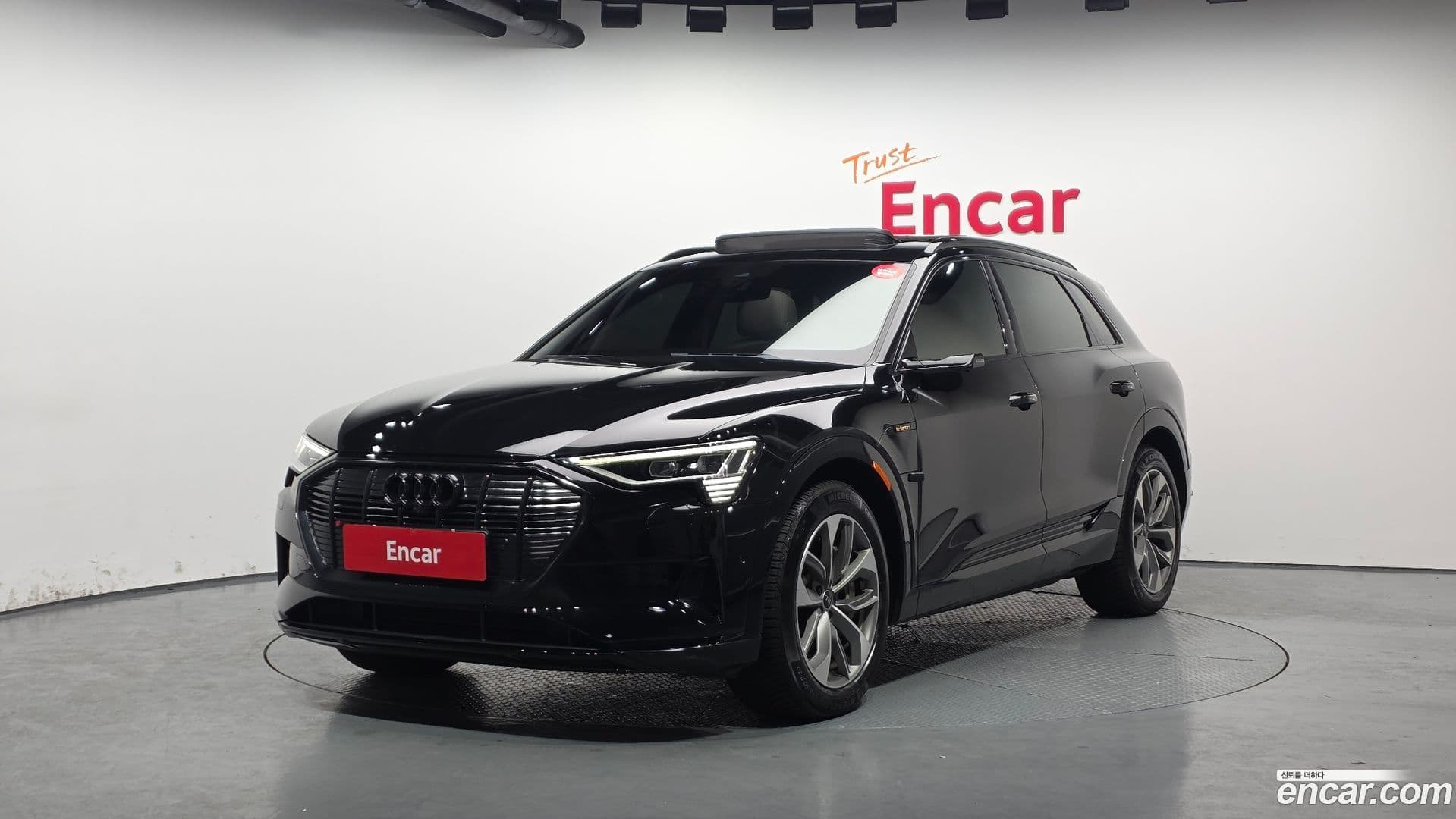 Main__Slider__Photo:e-tron Audi 2021.10-0