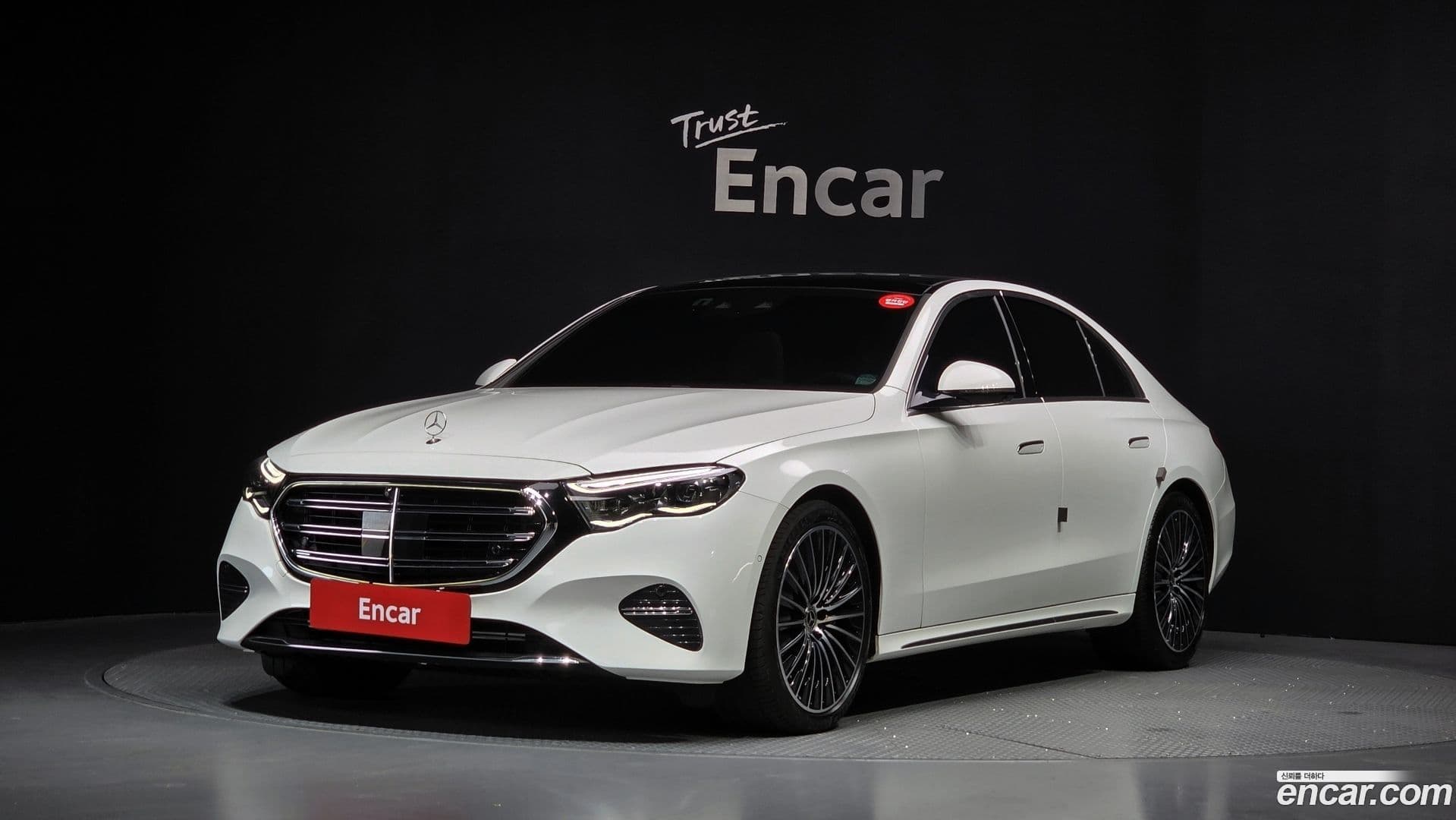 Main__Slider__Photo:E-Class Mercedes-Benz 2024.9-0