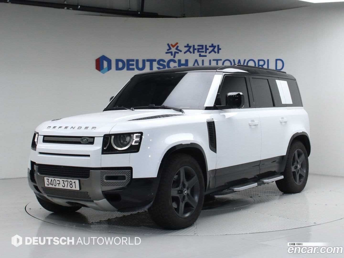 Main__Slider__Photo:Defender Land Rover 2025.8-0