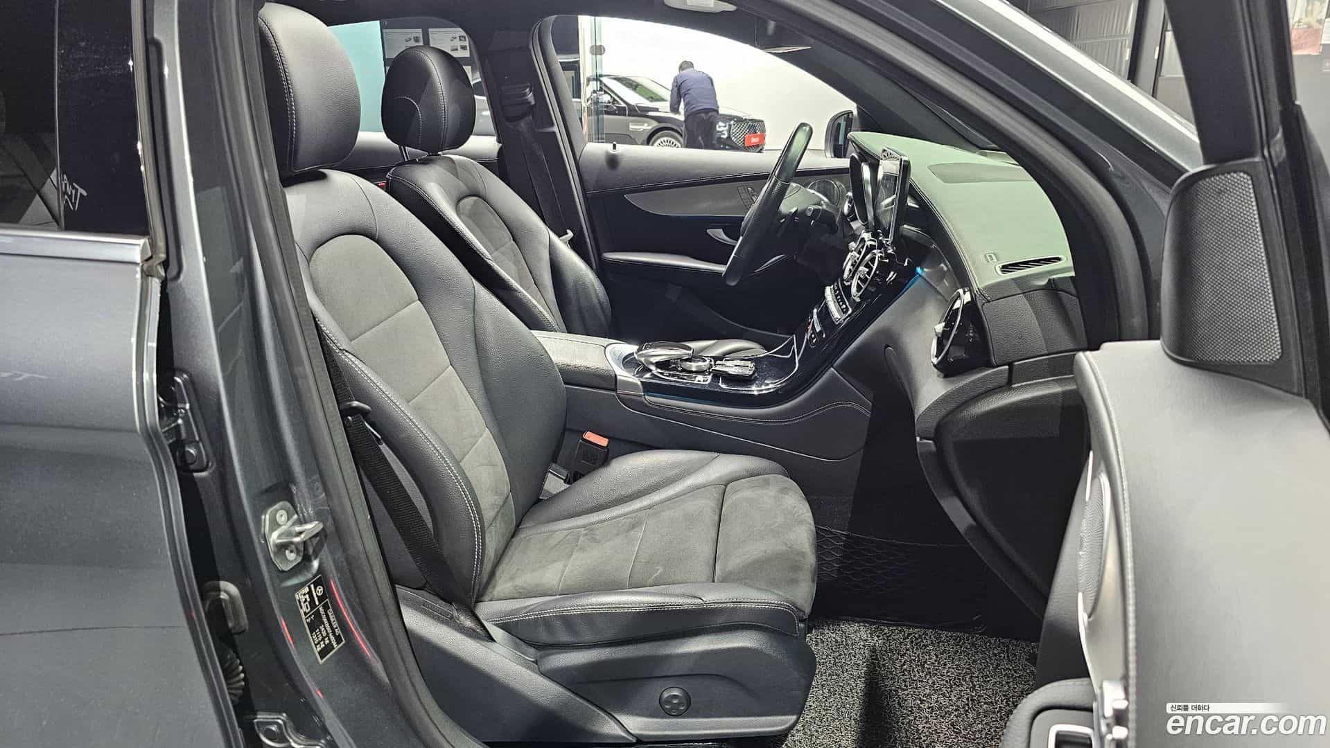 GLC-Class Mercedes-Benz 2019.6-INNER-010