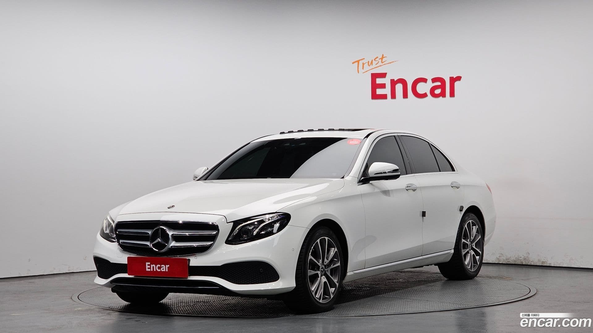 Main__Slider__Photo:E-Class Mercedes-Benz 2019.2-0