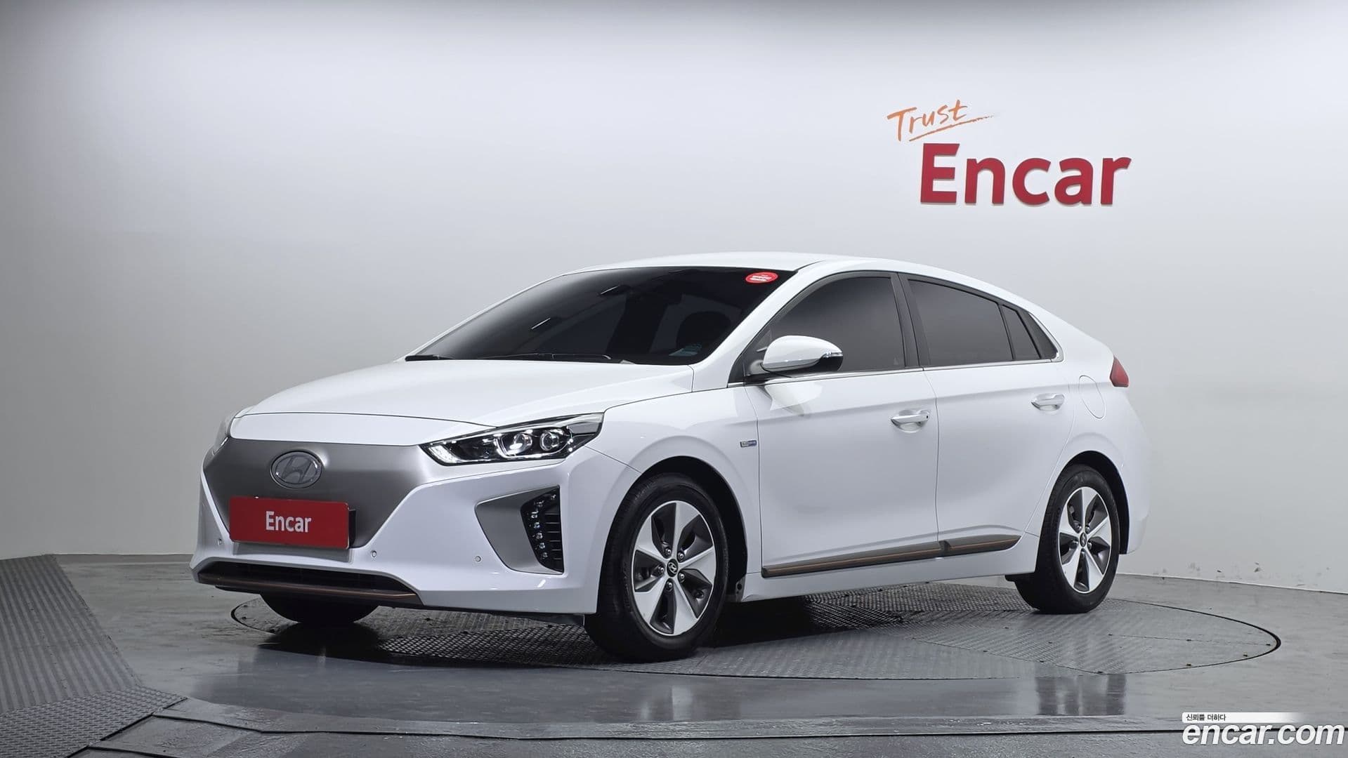Main__Slider__Photo:Ioniq Hyundai 2017.2-0