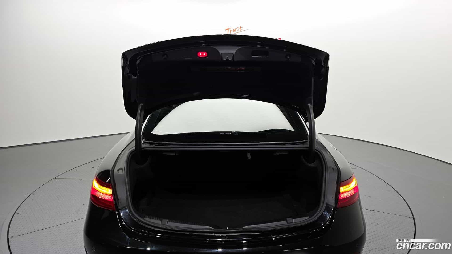 E-Class Mercedes-Benz 2017.11-OPTION-024