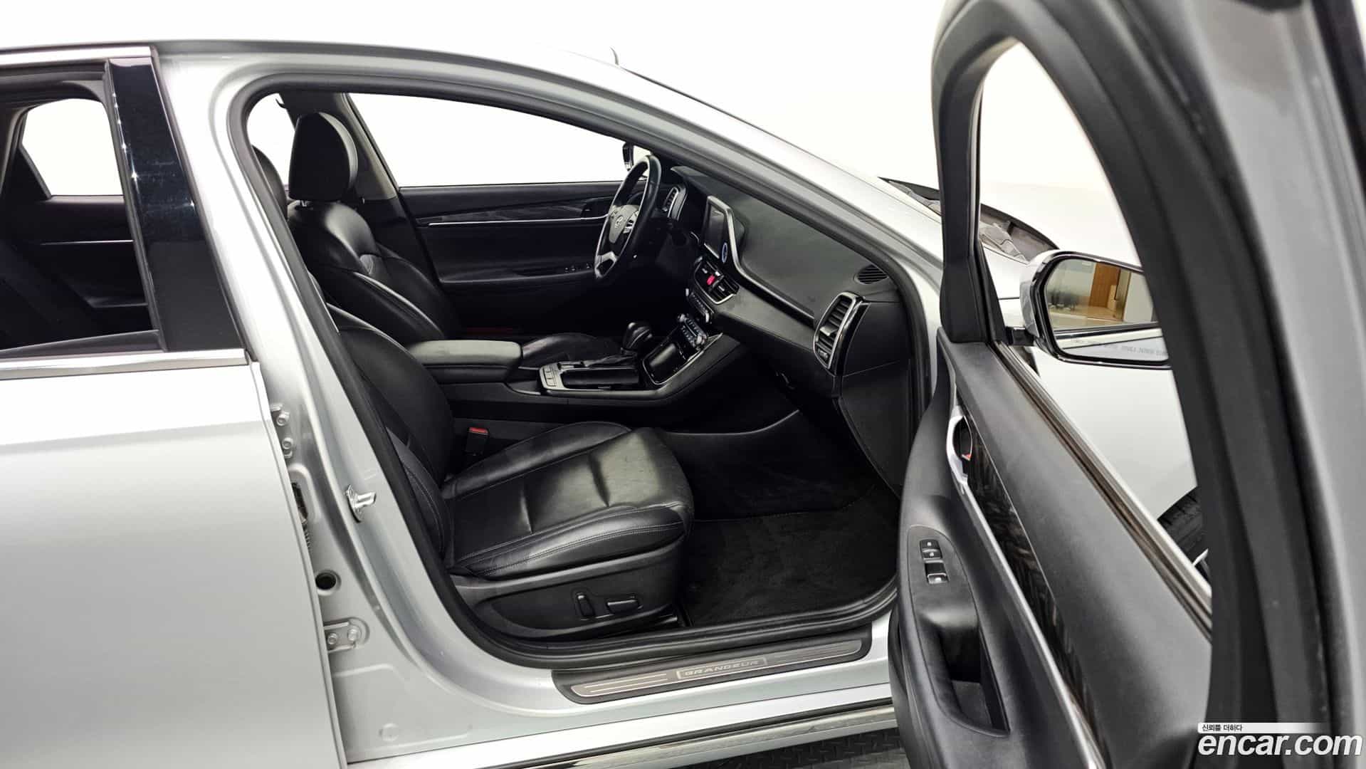 Grandeur Hyundai 2017.8-OPTION-015