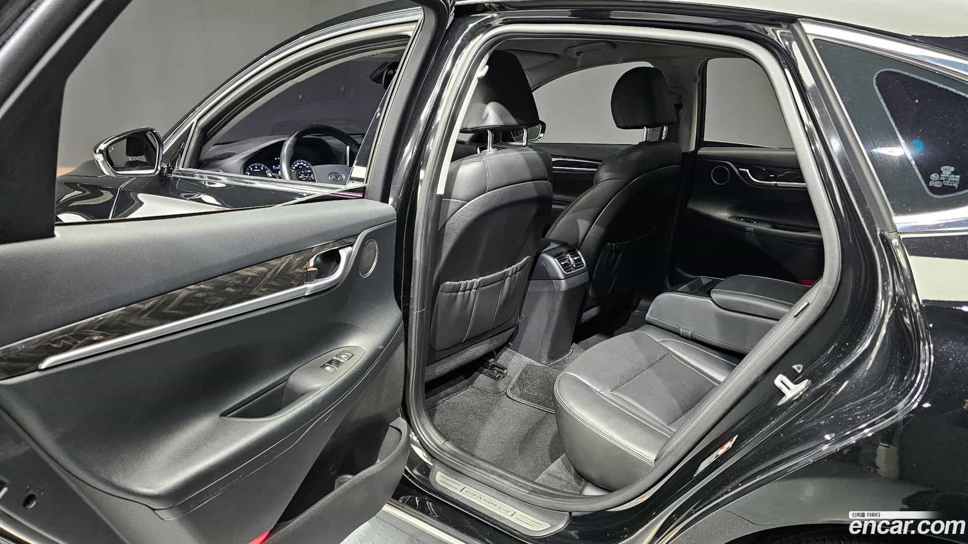 Grandeur Hyundai 2018.7-OPTION-015