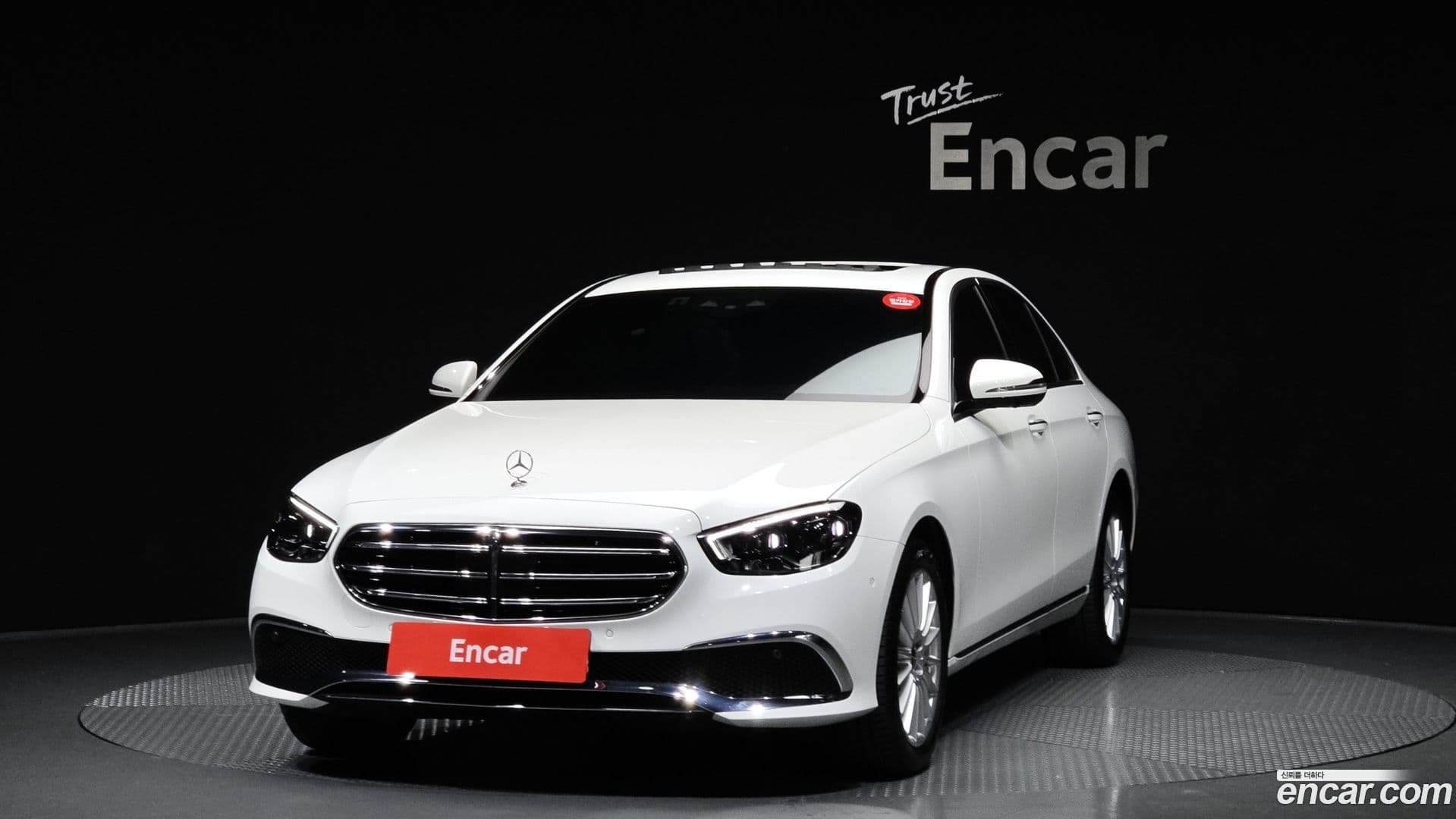 Main__Slider__Photo:E-Class Mercedes-Benz 2023.9-0
