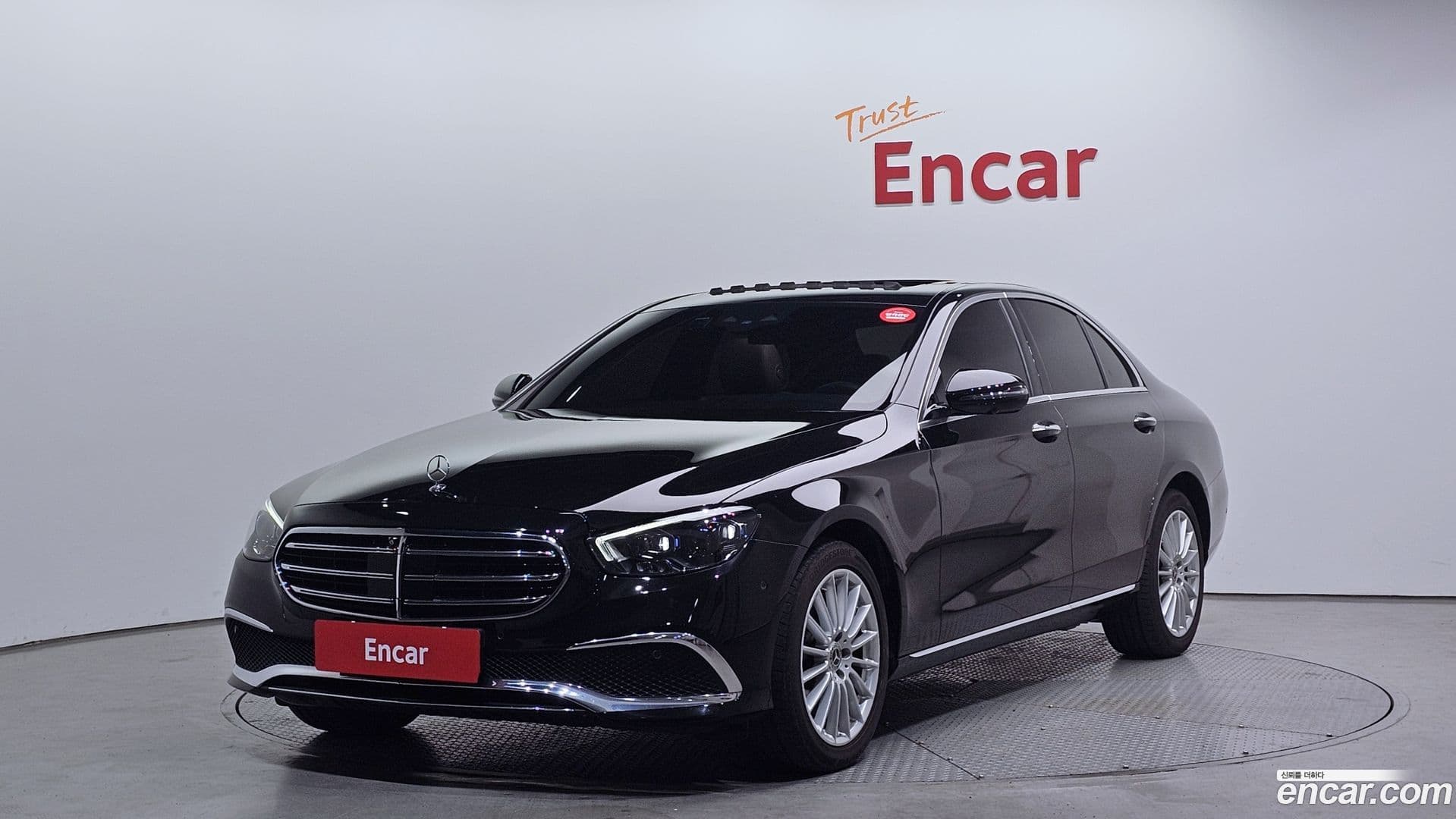 Main__Slider__Photo:E-Class Mercedes-Benz 2023.4-0