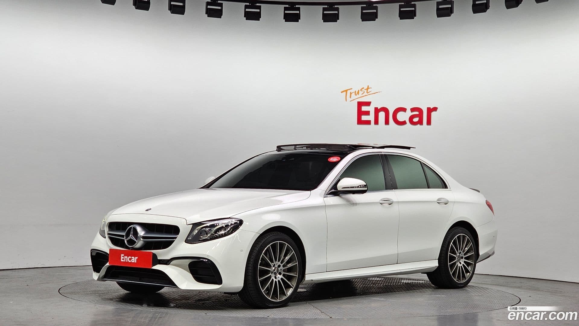 Main__Slider__Photo:E-Class Mercedes-Benz 2017.3-0